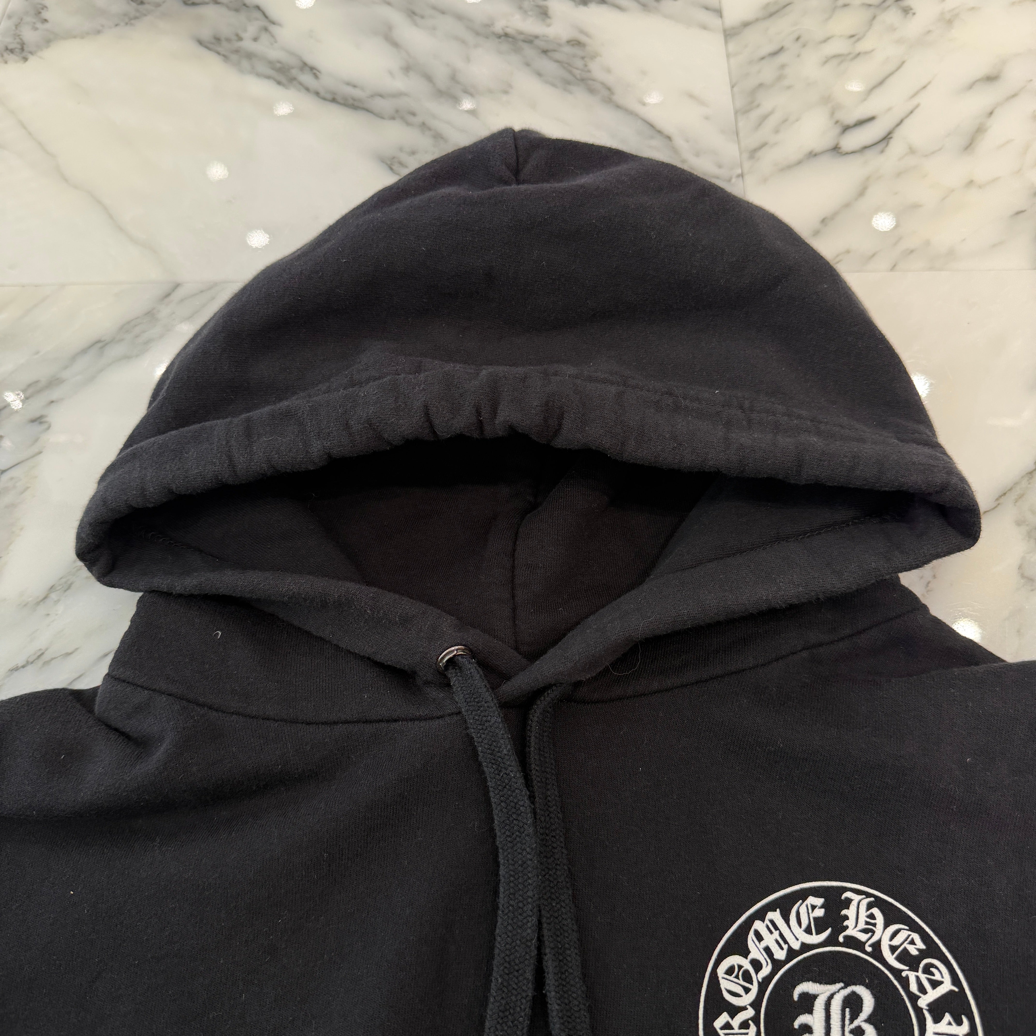 CHROME HEARTS × BELLA HADID Initial Embroidery Horseshoe Pullover Hoodie Size SM/MD (89-92) クロムハーツ × ベラハディッド イニシャル刺繡 ホースシュー プルオーバーフーディー サイズSM/MD (89-92)