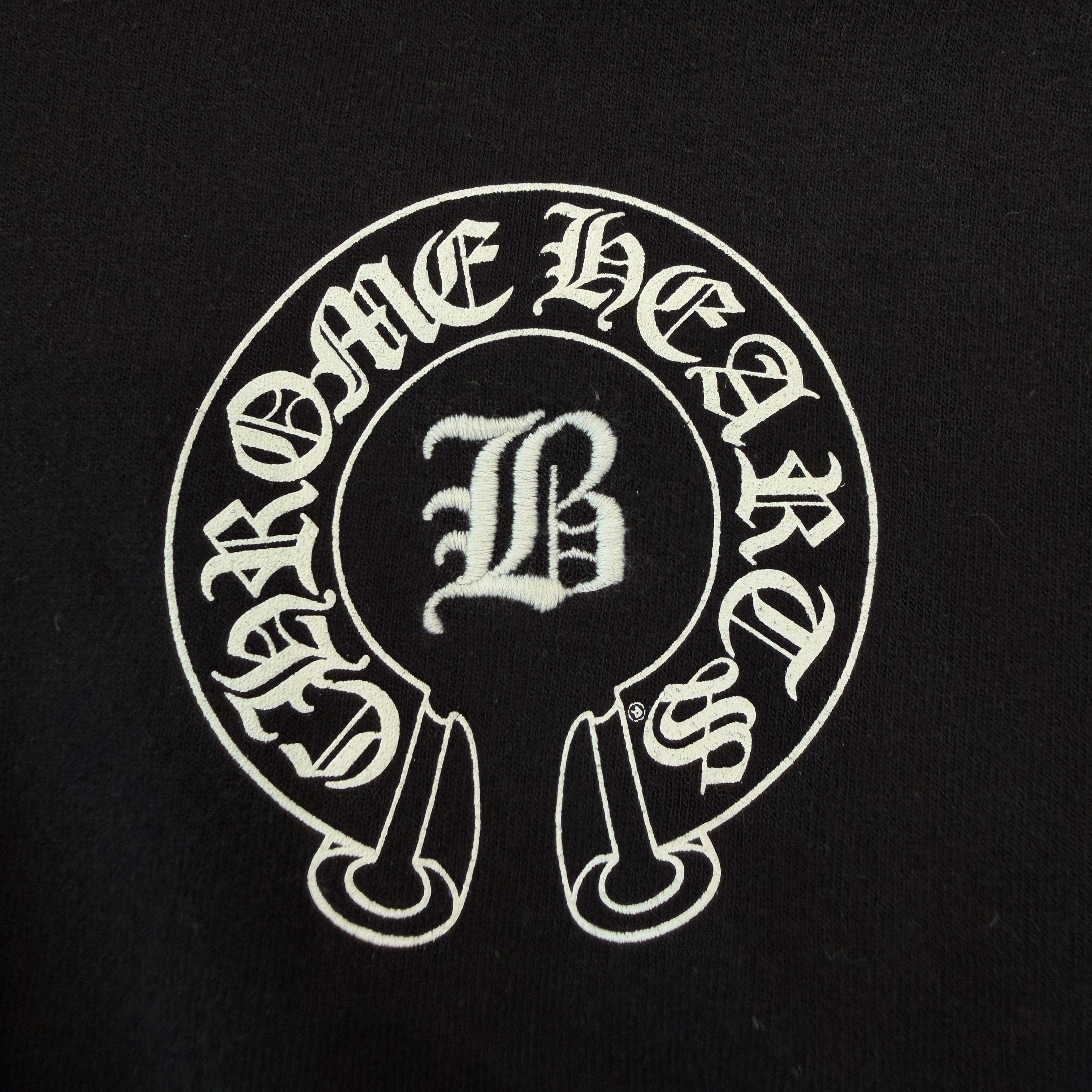 CHROME HEARTS × BELLA HADID Initial Embroidery Horseshoe Pullover Hoodie Size SM/MD (89-92) クロムハーツ × ベラハディッド イニシャル刺繡 ホースシュー プルオーバーフーディー サイズSM/MD (89-92)