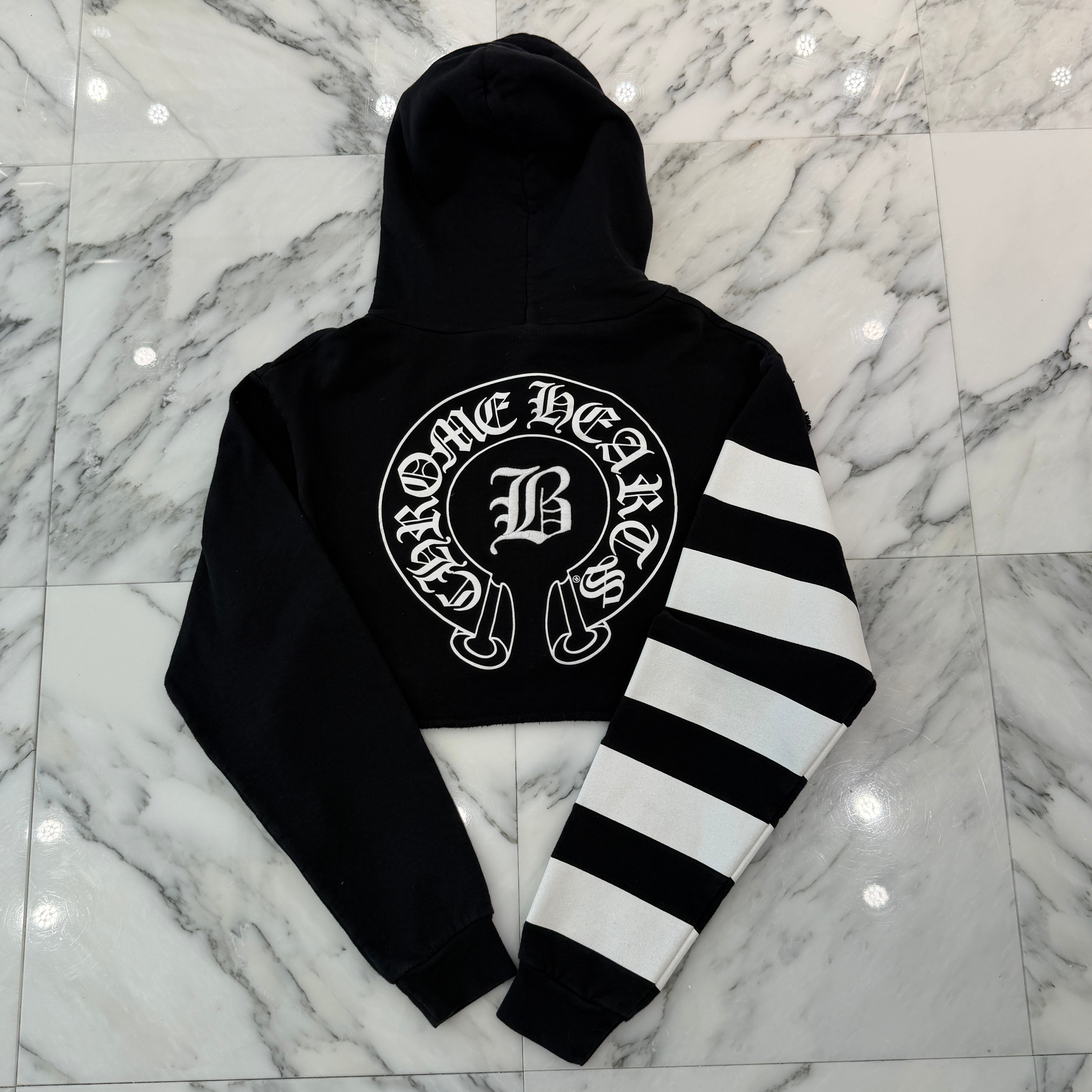CHROME HEARTS × BELLA HADID Initial Embroidery Horseshoe Pullover Hoodie Size SM/MD (89-92) クロムハーツ × ベラハディッド イニシャル刺繡 ホースシュー プルオーバーフーディー サイズSM/MD (89-92)