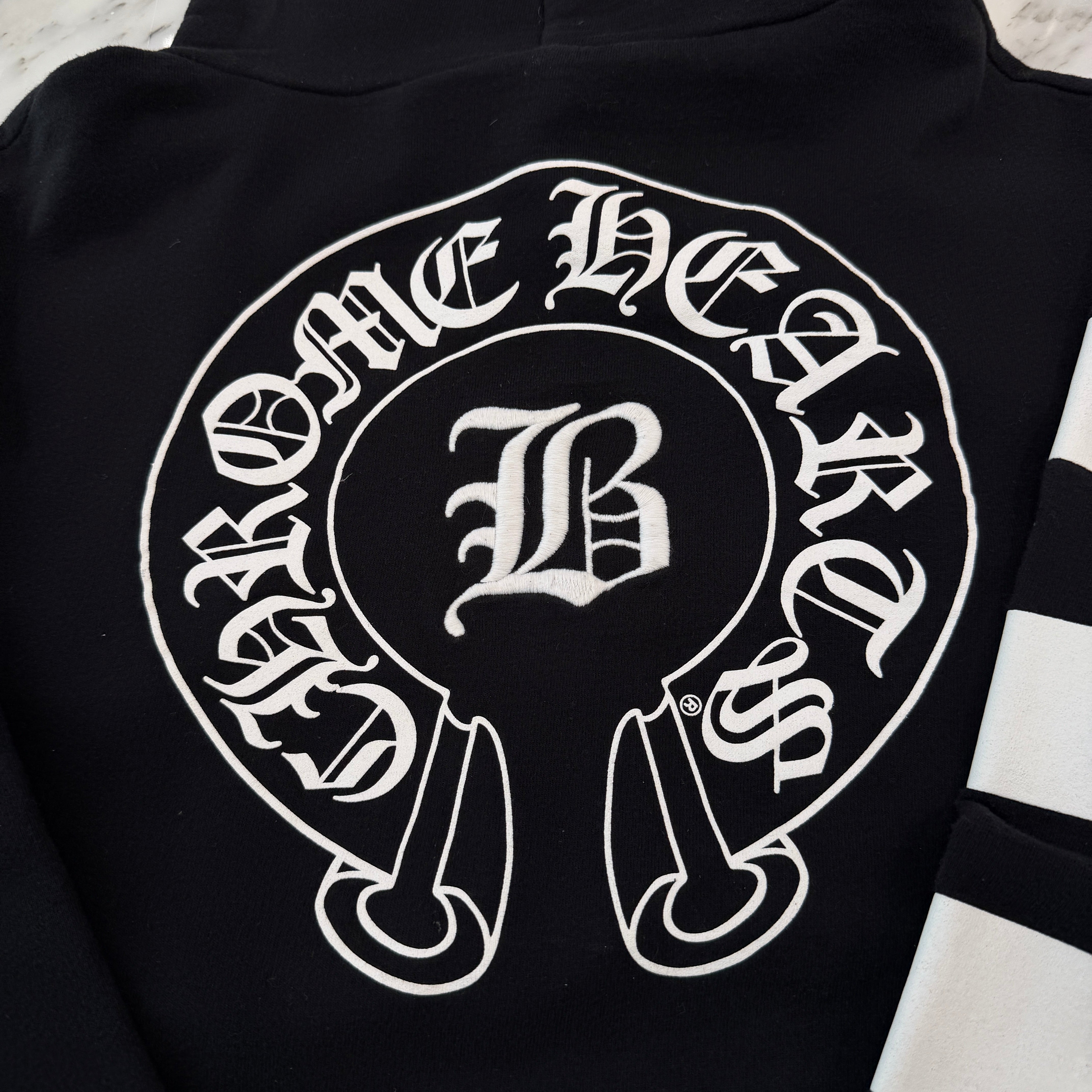 CHROME HEARTS × BELLA HADID Initial Embroidery Horseshoe Pullover Hoodie Size SM/MD (89-92) クロムハーツ × ベラハディッド イニシャル刺繡 ホースシュー プルオーバーフーディー サイズSM/MD (89-92)