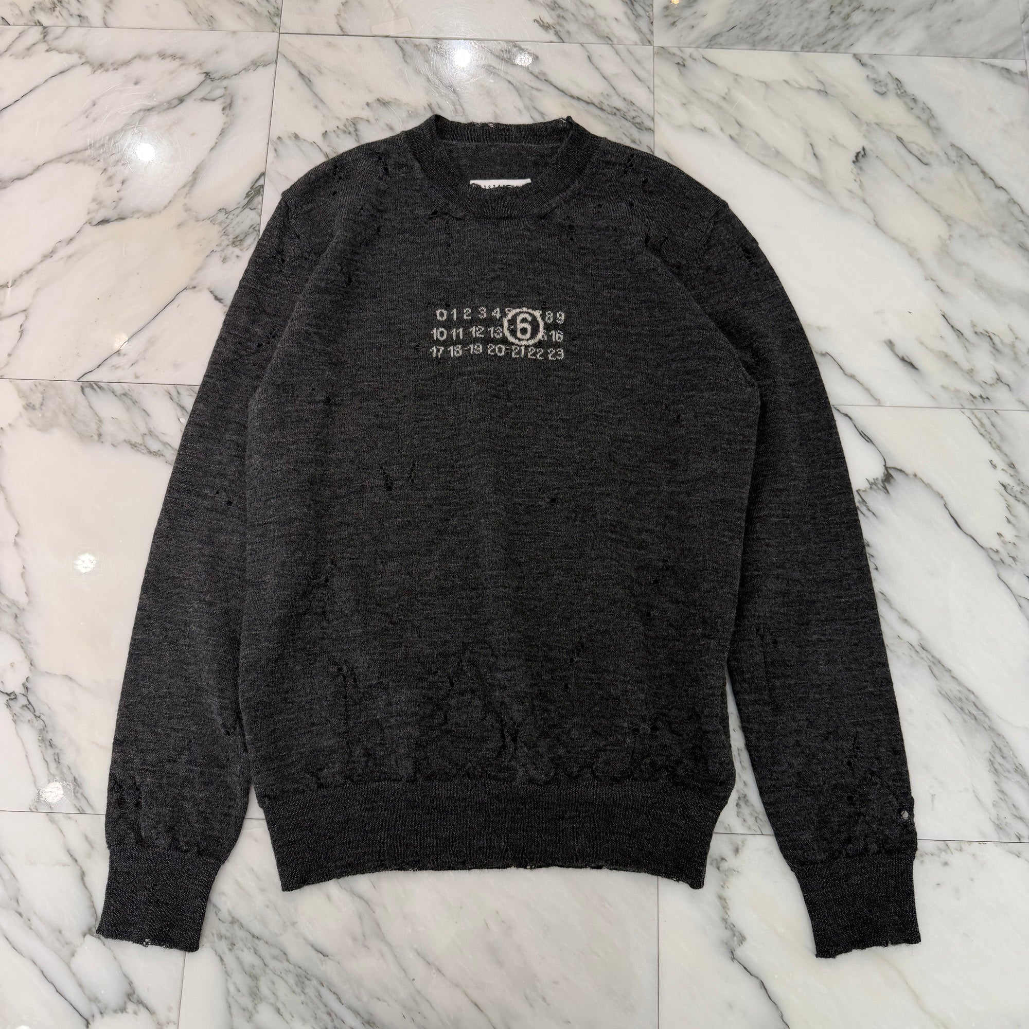 MM6 Maison Margiela 2025AW Destroyed Numbers Crew Neck Knit SH0HL0033 Size XL エムエムシックス メゾンマルジェラ デストロイ加工 ナンバーズ クルーネック ニット サイズXL