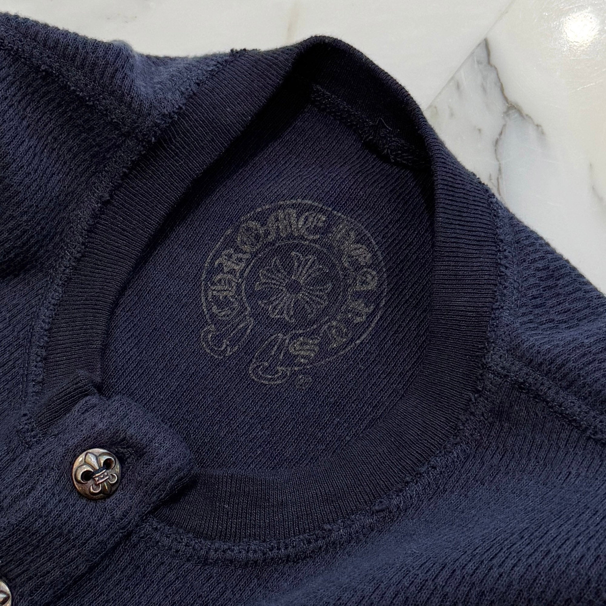 CHROME HEARTS BS Flare Button Cross Leather Patch Henry Neck Long Sleeve Tee Size M クロムハーツ BSフレア ボタン クロスレザーパッチ ヘンリーネック ロングスリーブTシャツ サイズM