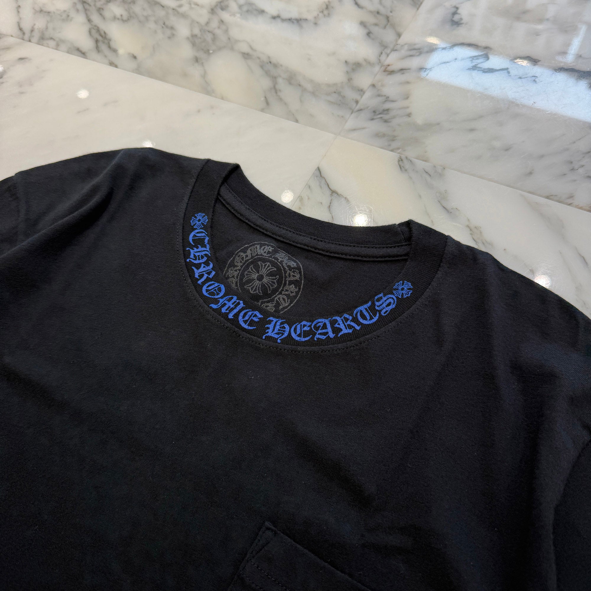 CHROME HEARTS 2025SS Old English Neck Logo Tee Size M クロムハーツ オールドイングリッシュ ネックロゴ Tシャツ サイズM