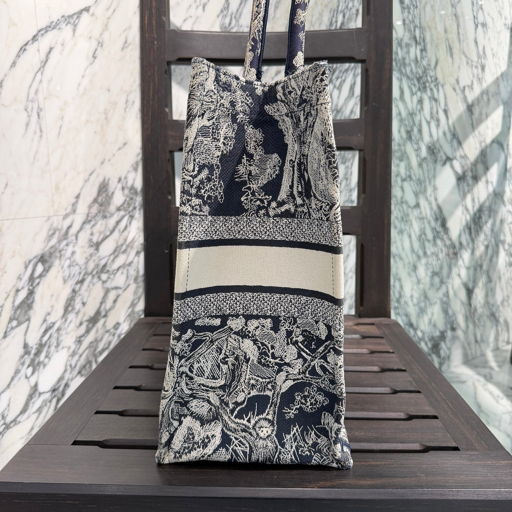 DIOR Toile de Jouy Embroidered Book Tote Bag Large M1286ZRGO_M35I ディオール トワル ドゥ ジュイ エンブロイダリー ブックトート ラージ