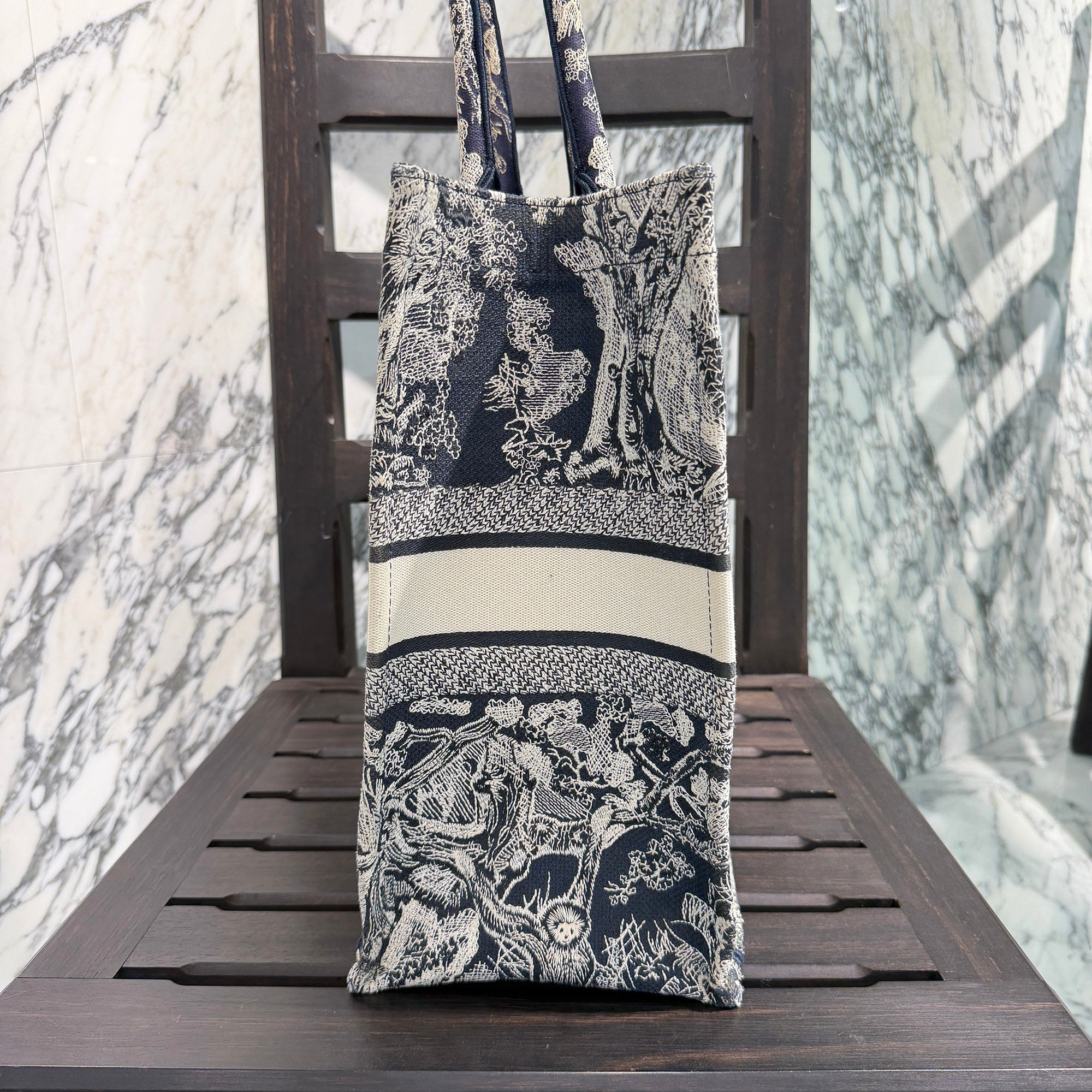 DIOR Toile de Jouy Embroidered Book Tote Bag Large M1286ZRGO_M35I ディオール トワル ドゥ ジュイ エンブロイダリー ブックトート ラージ