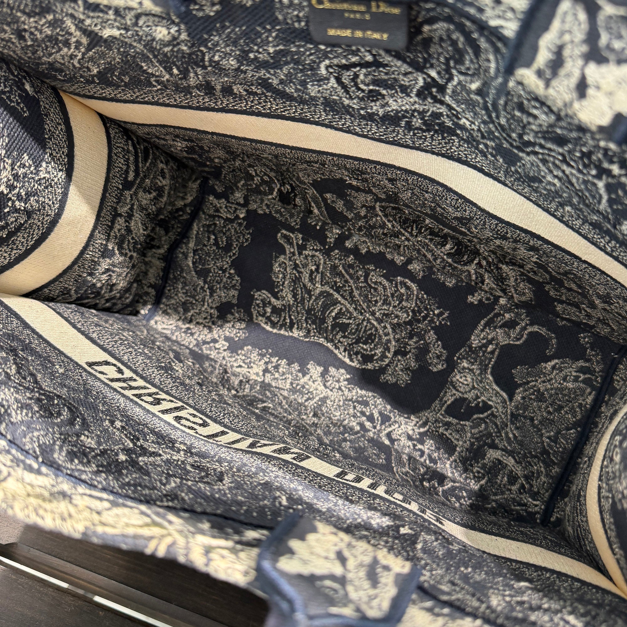 DIOR Toile de Jouy Embroidered Book Tote Bag Large M1286ZRGO_M35I ディオール トワル ドゥ ジュイ エンブロイダリー ブックトート ラージ