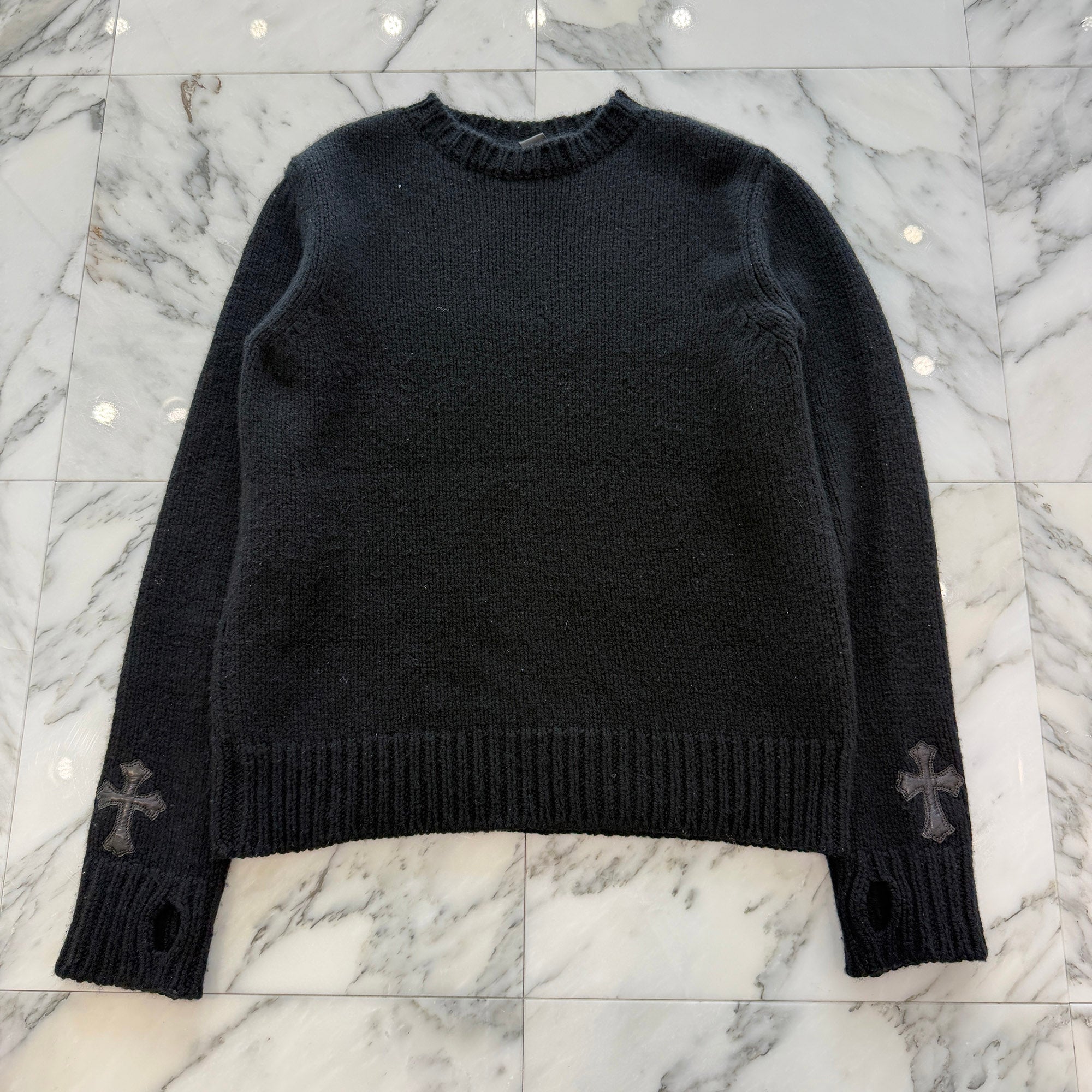 CHROME HEARTS Y NOT Back Cross Embroidery Leather Patch Cashmere Thumbhole Knit Sweater Size S クロムハーツ ド ワイノット バッククロス刺繍 レザーパッチ カシミヤ サムホール ニット セーター サイズS