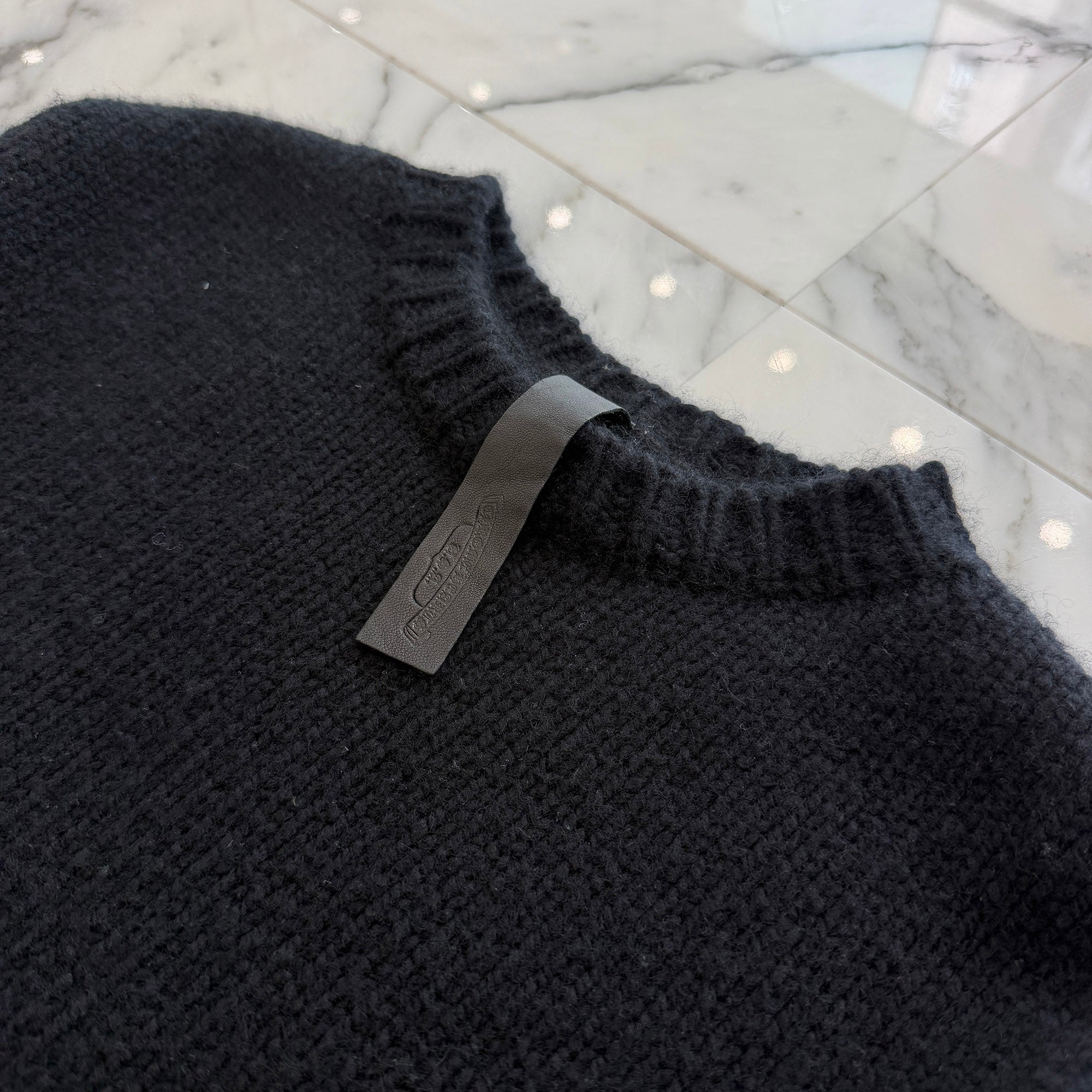 CHROME HEARTS Y NOT Back Cross Embroidery Leather Patch Cashmere Thumbhole Knit Sweater Size S クロムハーツ ド ワイノット バッククロス刺繍 レザーパッチ カシミヤ サムホール ニット セーター サイズS