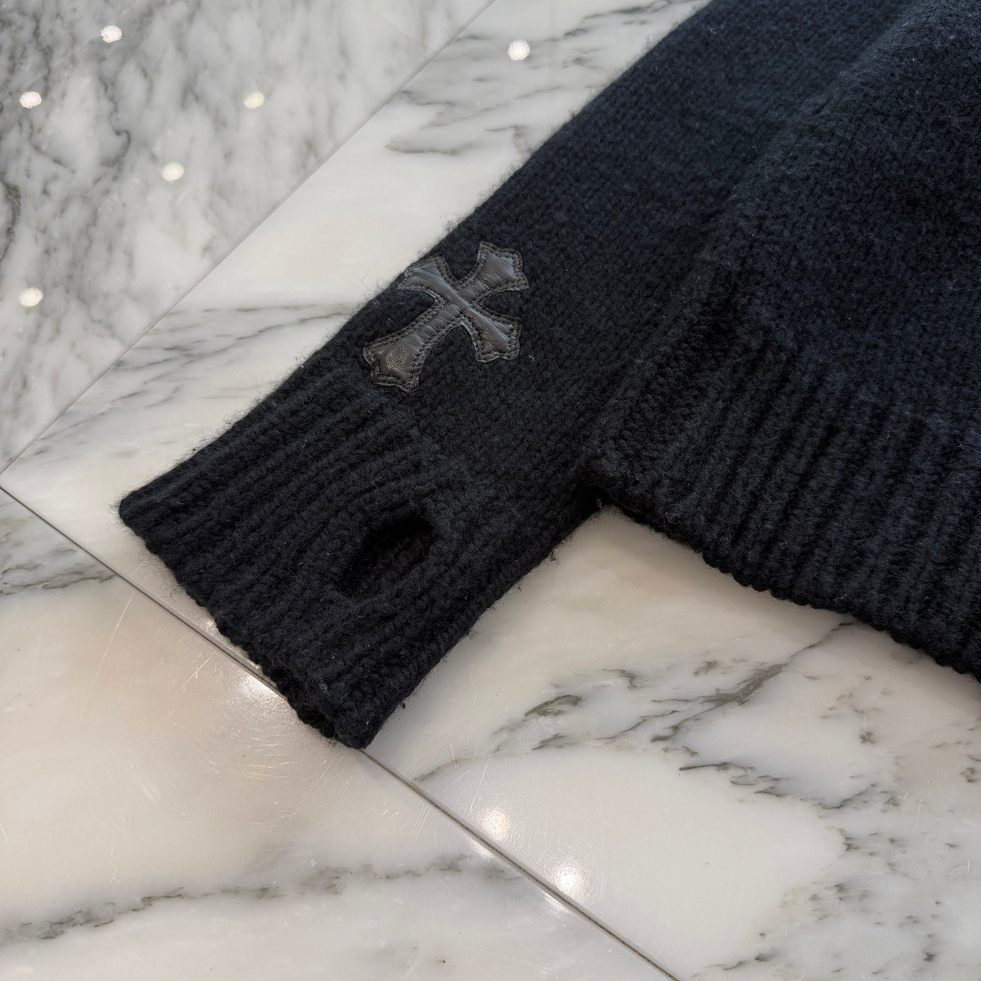 CHROME HEARTS Y NOT Back Cross Embroidery Leather Patch Cashmere Thumbhole Knit Sweater Size S クロムハーツ ド ワイノット バッククロス刺繍 レザーパッチ カシミヤ サムホール ニット セーター サイズS