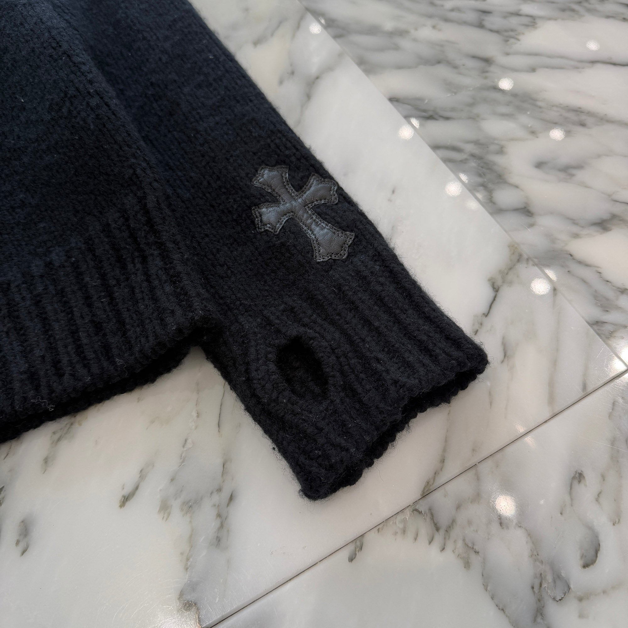 CHROME HEARTS Y NOT Back Cross Embroidery Leather Patch Cashmere Thumbhole Knit Sweater Size S クロムハーツ ド ワイノット バッククロス刺繍 レザーパッチ カシミヤ サムホール ニット セーター サイズS