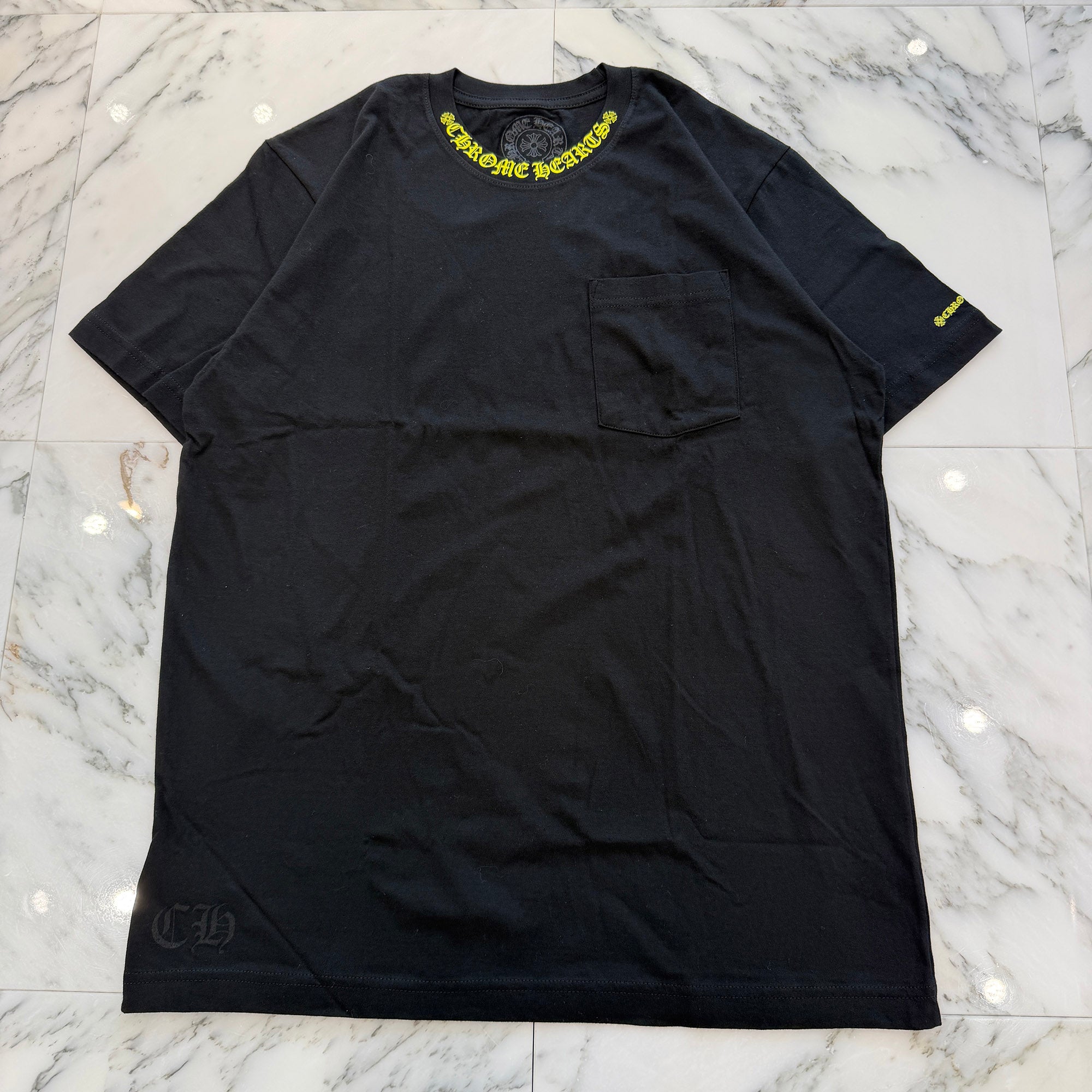 CHROME HEARTS 2025SS Old English Neck Logo Yellow Tee Size L クロムハーツ オールドイングリッシュ ネックロゴ イエロー Tシャツ サイズL