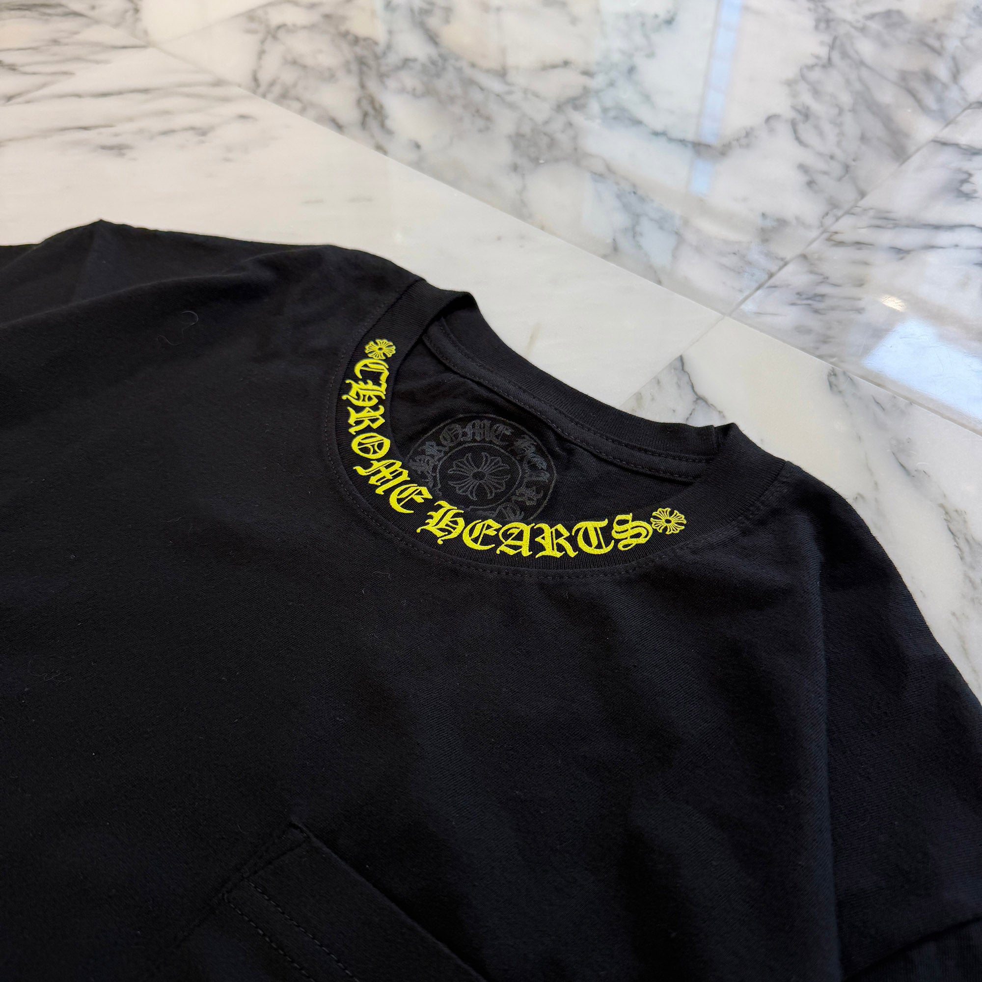 CHROME HEARTS 2025SS Old English Neck Logo Yellow Tee Size L クロムハーツ オールドイングリッシュ ネックロゴ イエロー Tシャツ サイズL