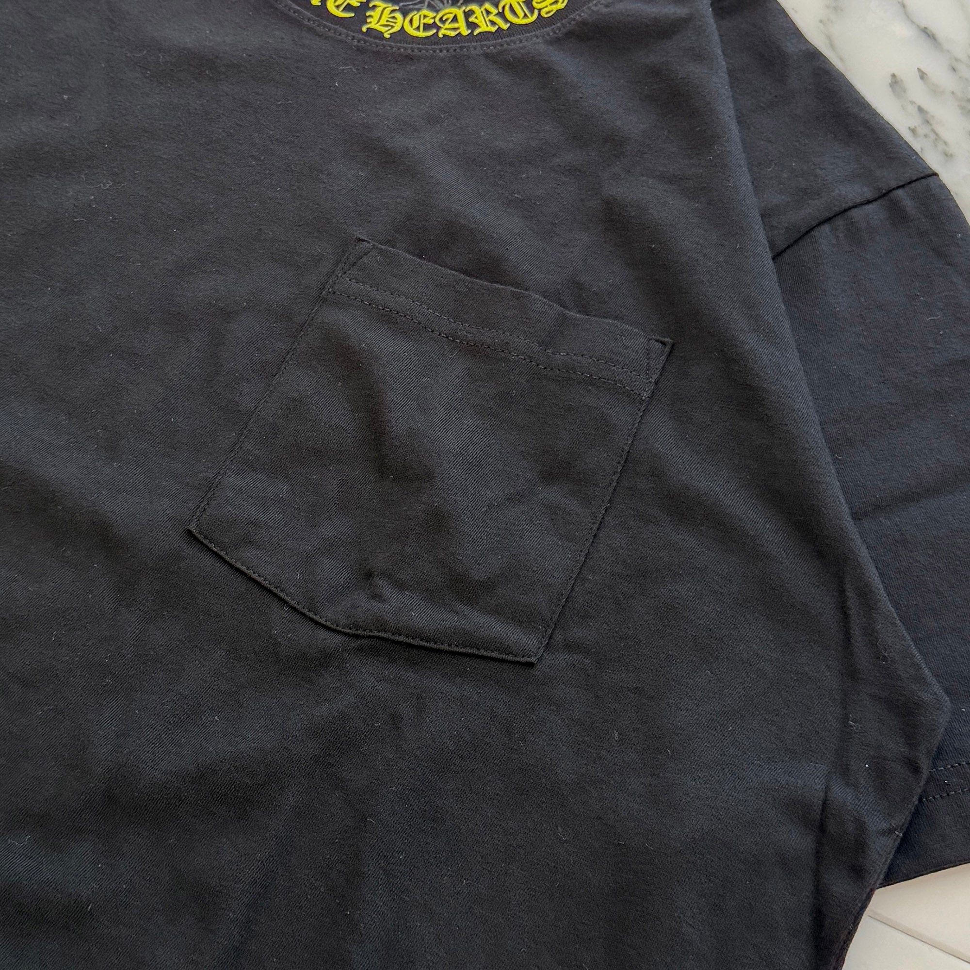 CHROME HEARTS 2025SS Old English Neck Logo Yellow Tee Size L クロムハーツ オールドイングリッシュ ネックロゴ イエロー Tシャツ サイズL