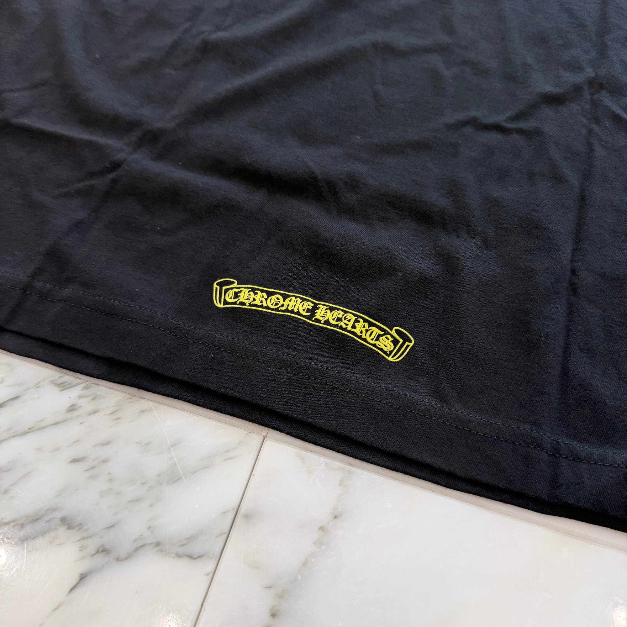 CHROME HEARTS 2025SS Old English Neck Logo Yellow Tee Size L クロムハーツ オールドイングリッシュ ネックロゴ イエロー Tシャツ サイズL