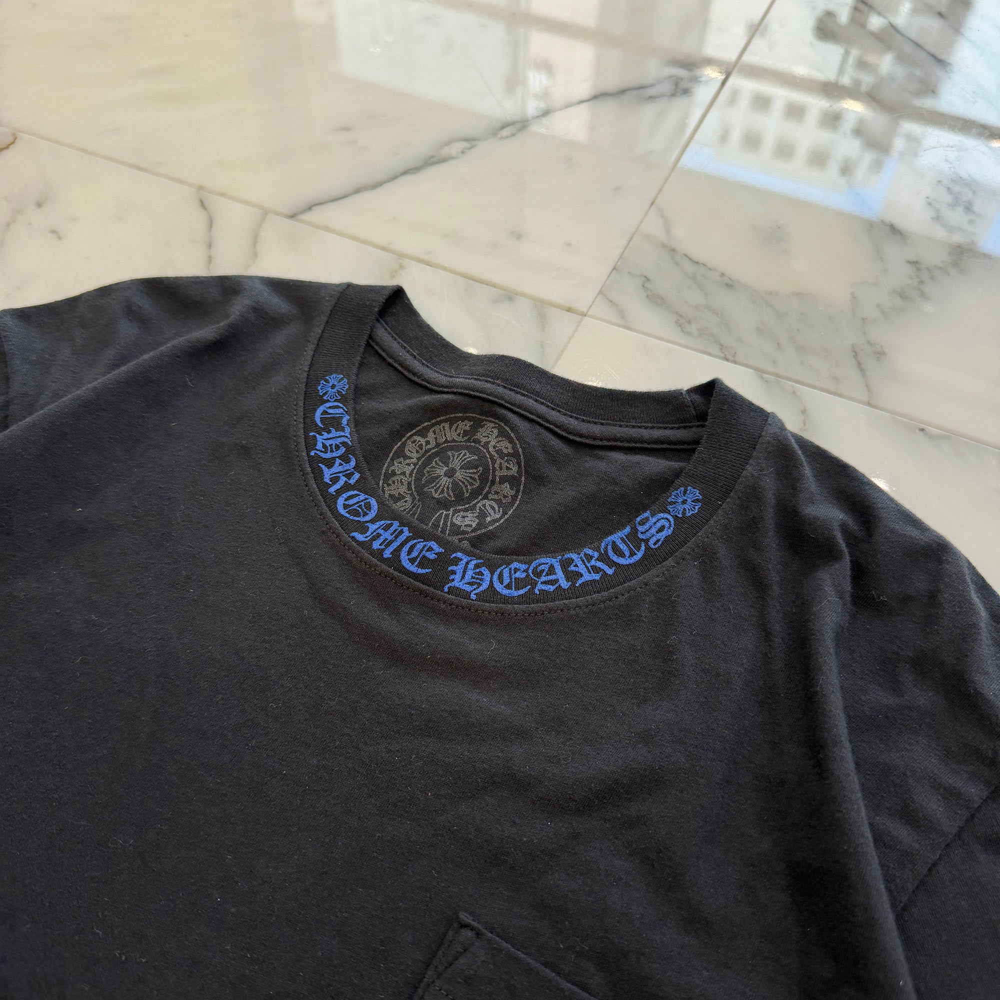 CHROME HEARTS 2025SS Old English Neck Logo Tee Size M クロムハーツ オールドイングリッシュ ネックロゴ Tシャツ サイズM