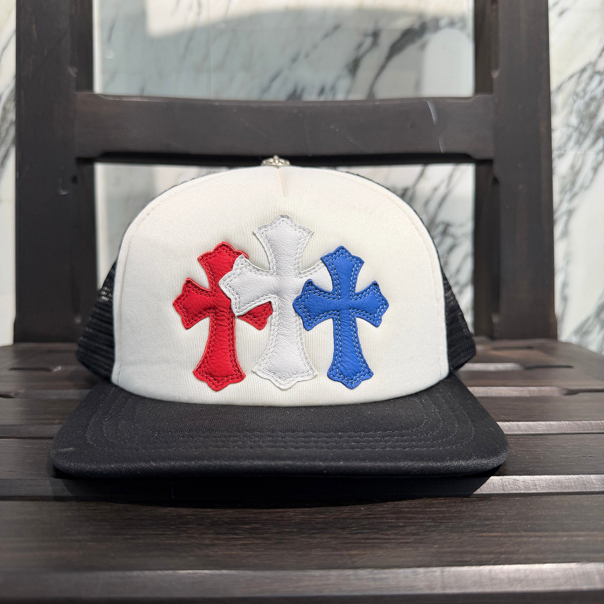 CHROME HEARTS Tricolor Triple Cross Patch Trucker Cap ONE SIZE (51-61) クロムハーツ トリコロール トリプルクロスパッチ トラッカーキャップ ONE SIZE (51-61)