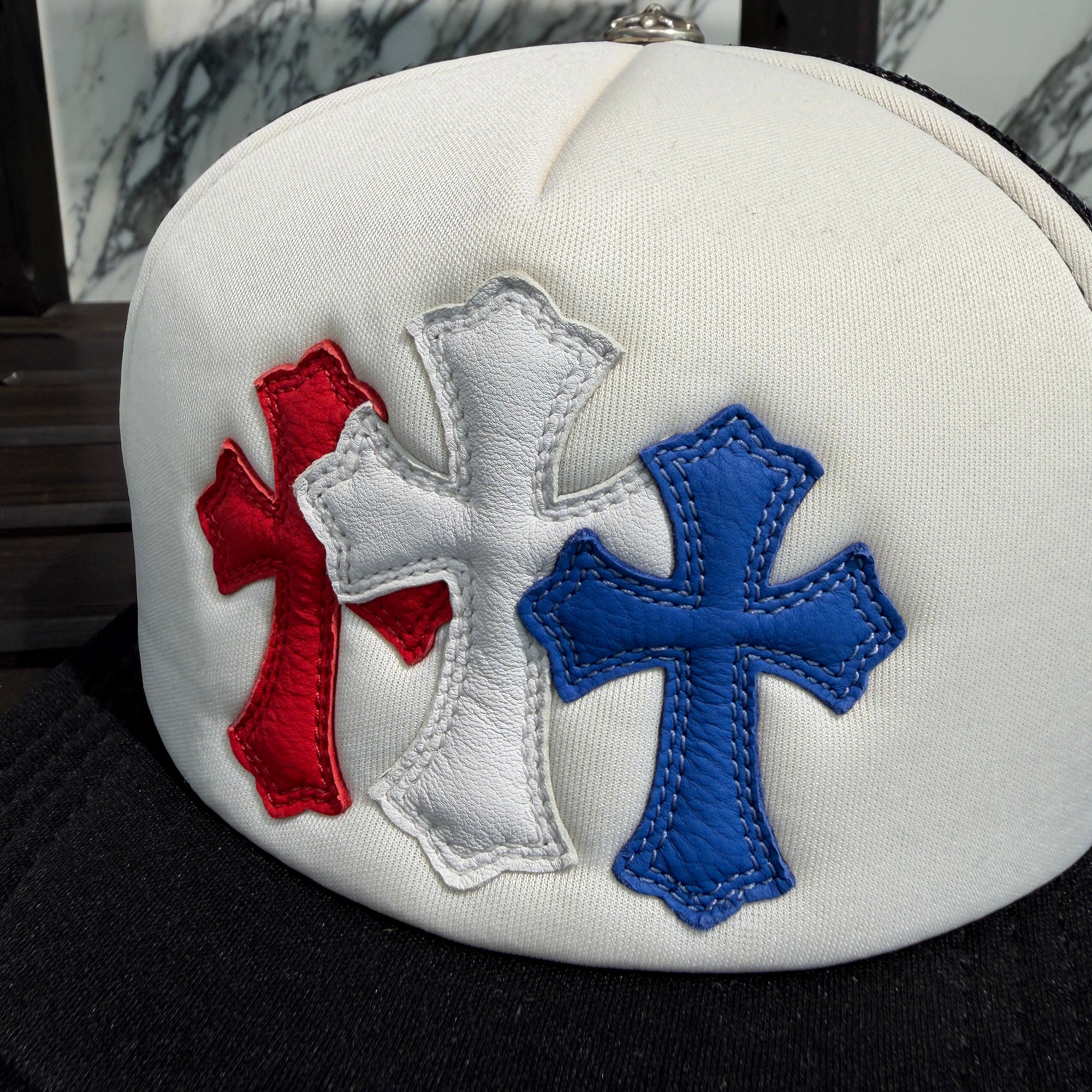 CHROME HEARTS Tricolor Triple Cross Patch Trucker Cap ONE SIZE (51-61) クロムハーツ トリコロール トリプルクロスパッチ トラッカーキャップ ONE SIZE (51-61)