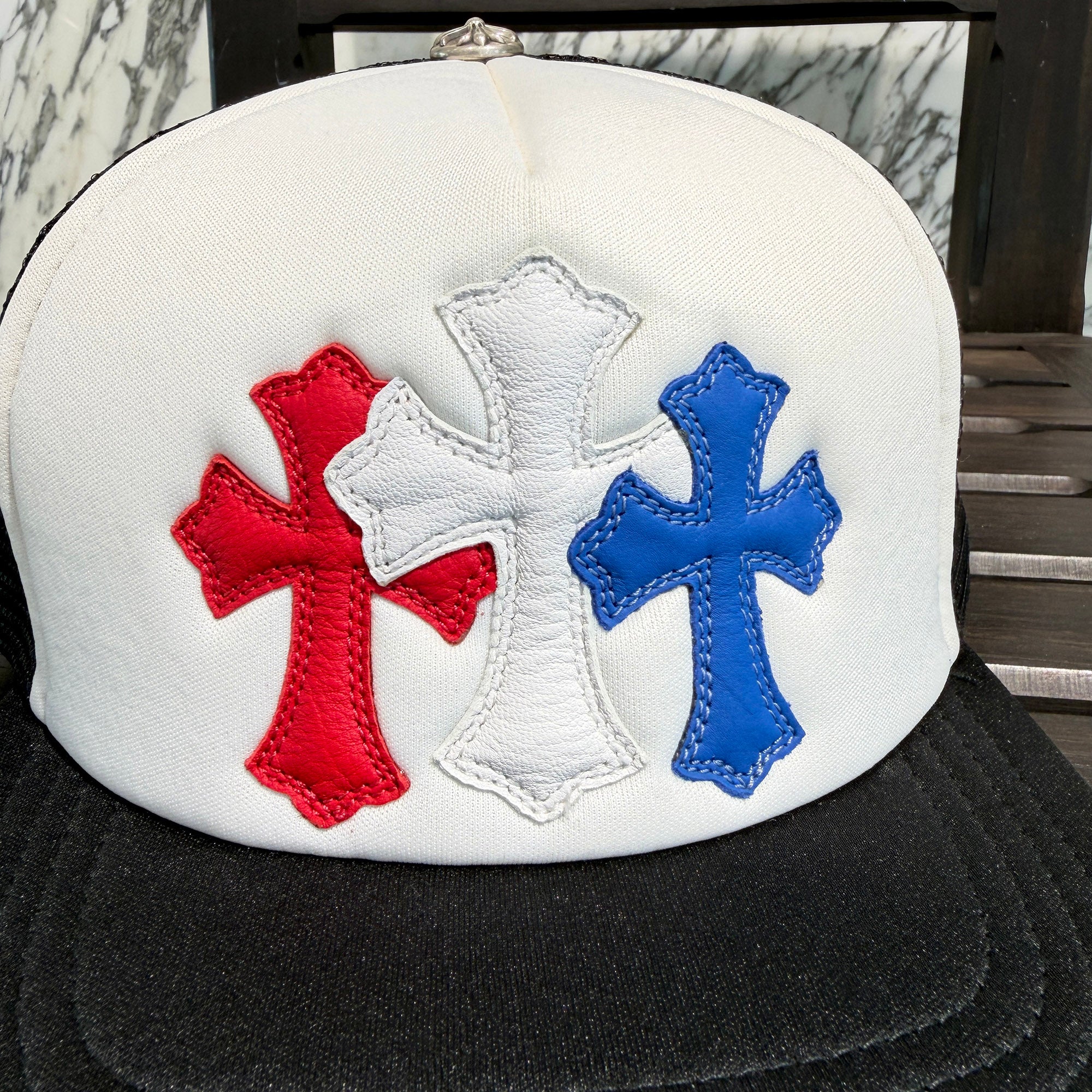 CHROME HEARTS Tricolor Triple Cross Patch Trucker Cap ONE SIZE (51-61) クロムハーツ トリコロール トリプルクロスパッチ トラッカーキャップ ONE SIZE (51-61)