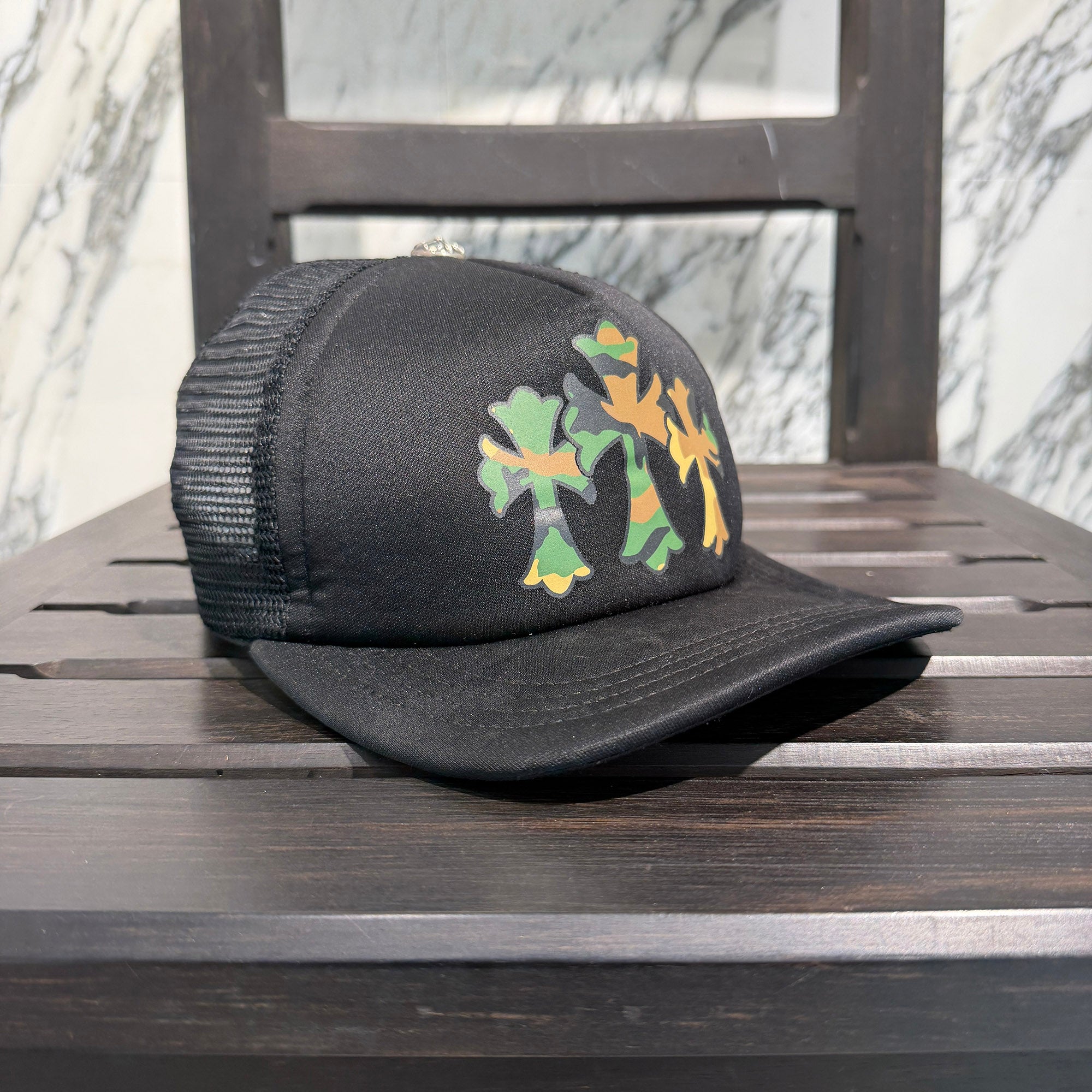 CHROME HEARTS Camouflage Triple Cross Print Trucker Cap ONE SIZE（53-60）クロムハーツ カモフラージュ トリプルクロス プリント トラッカーキャップ ONE SIZE（53-60）