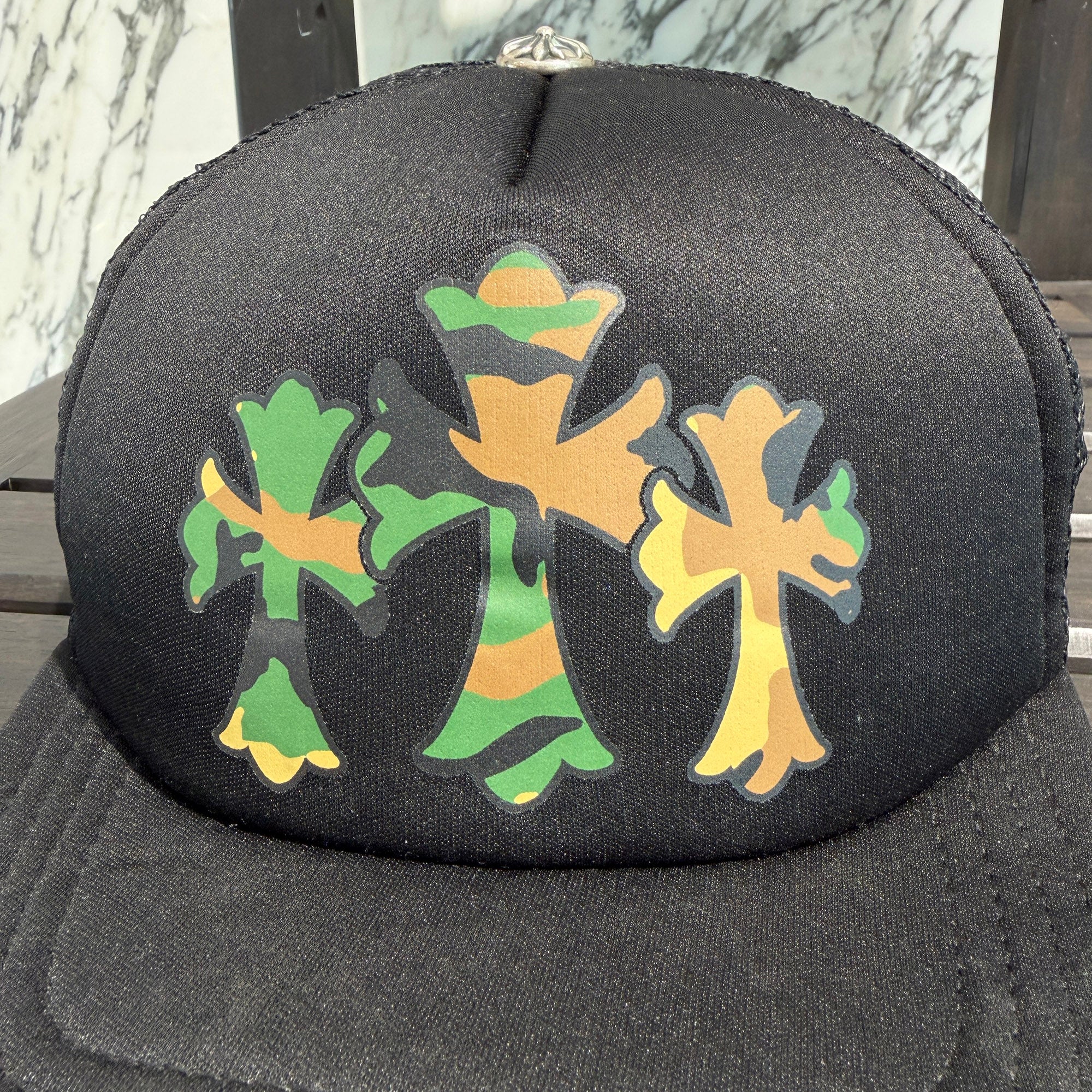 CHROME HEARTS Camouflage Triple Cross Print Trucker Cap ONE SIZE（53-60）クロムハーツ カモフラージュ トリプルクロス プリント トラッカーキャップ ONE SIZE（53-60）