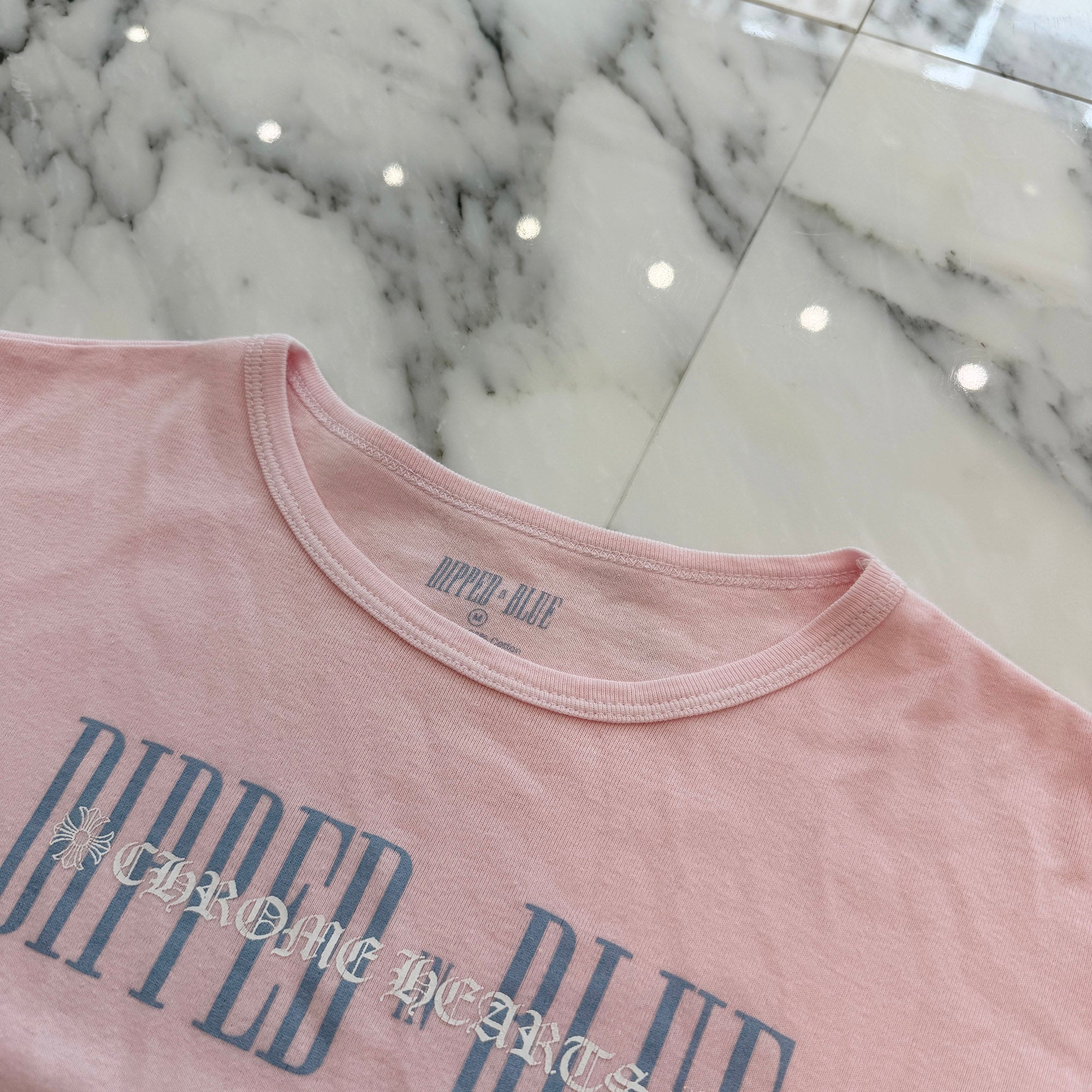 CHROME HEARTS × DIPPED IN BLUE Logo Print Cropped Tee Size M クロムハーツ × ディップドインブルー ロゴプリント クロップド Tシャツ サイズM