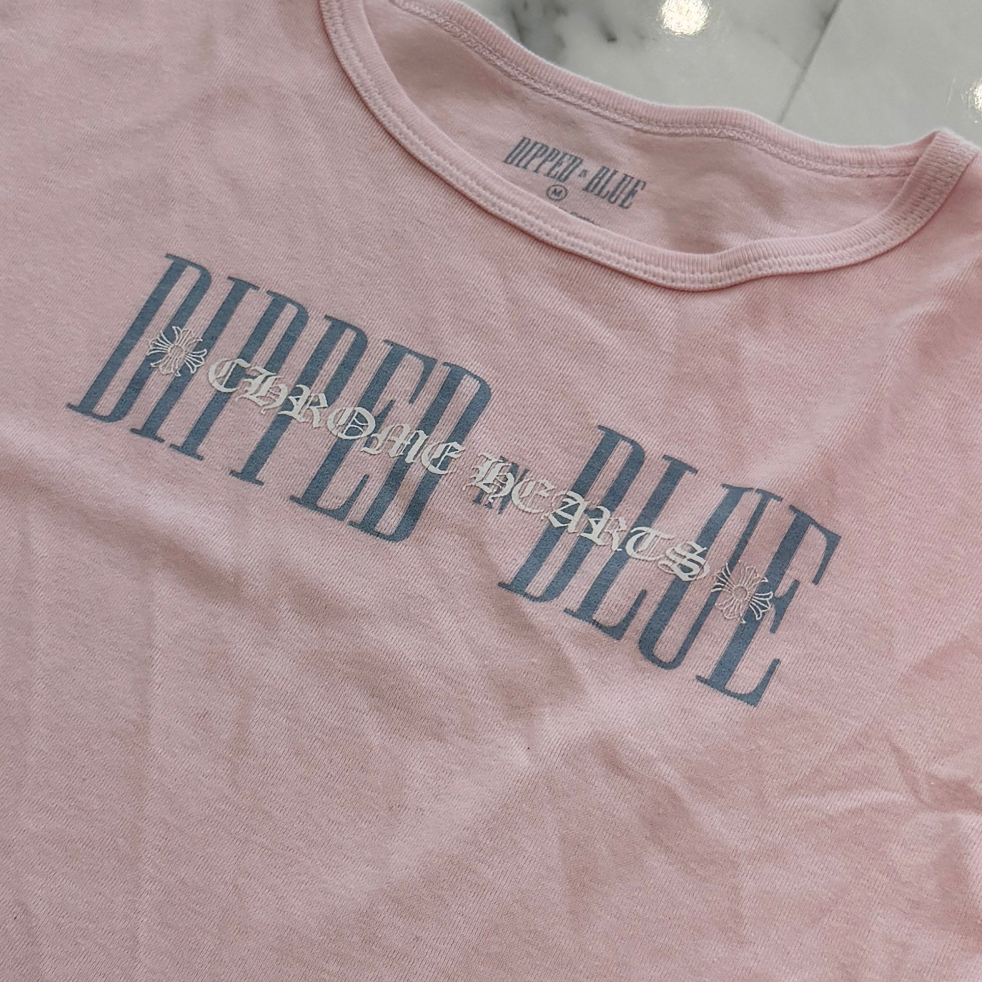 CHROME HEARTS × DIPPED IN BLUE Logo Print Cropped Tee Size M クロムハーツ × ディップドインブルー ロゴプリント クロップド Tシャツ サイズM
