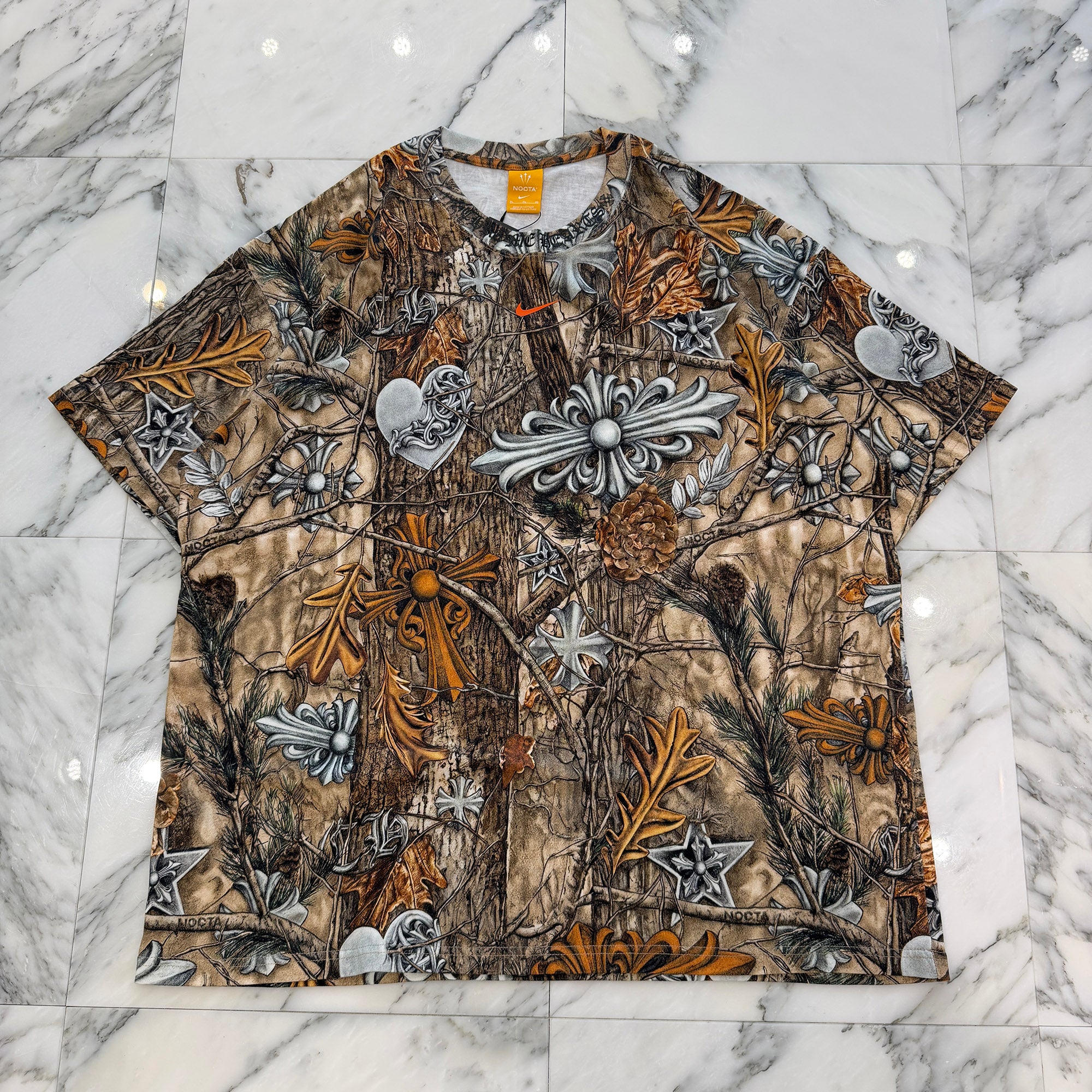 CHROME HEARTS × NIKE × Drake NOCTA 2026SS Camo Neck Logo Tee Size XL クロムハーツ×ナイキ×ドレイク ノクタ カモネックロゴ Tシャツ サイズXL