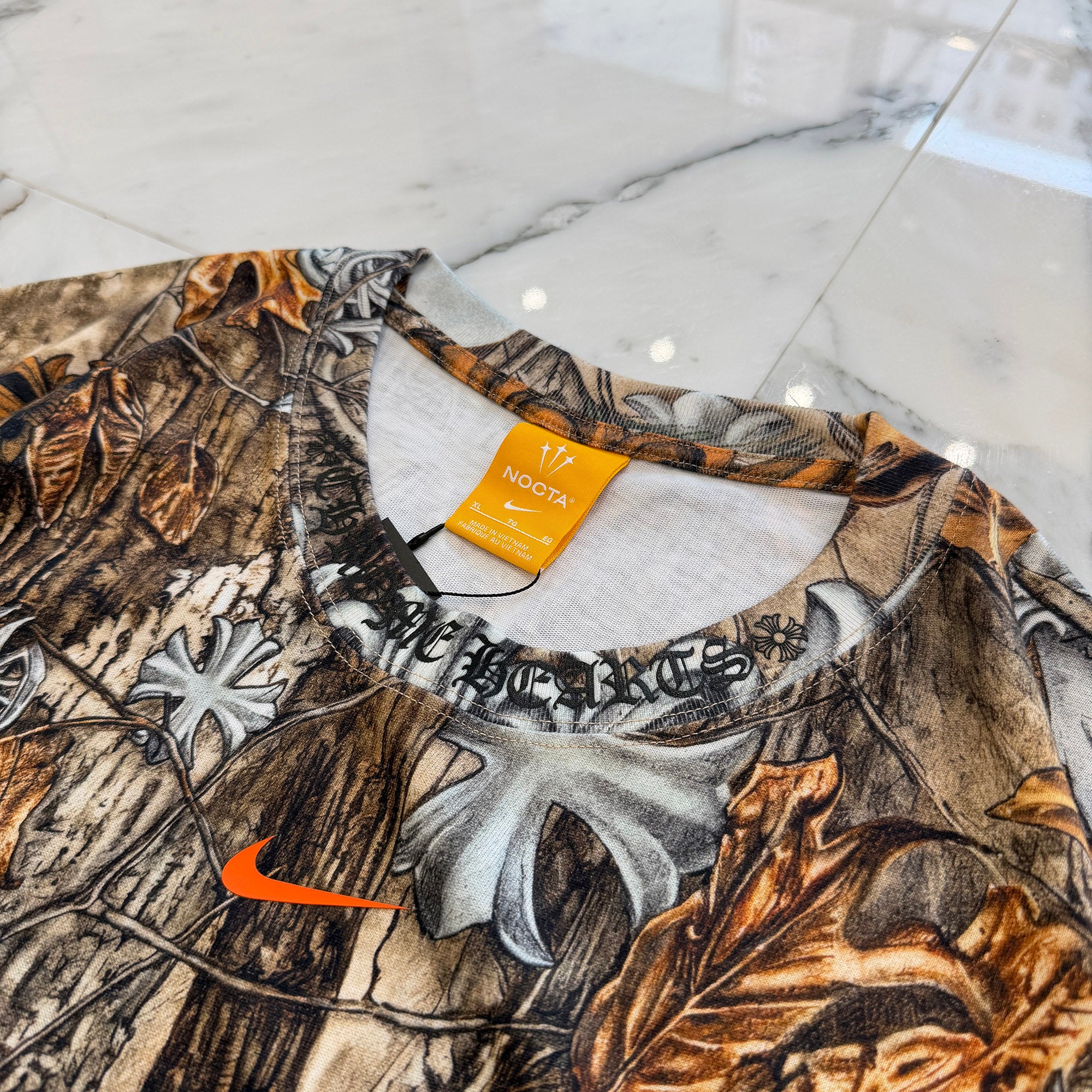 CHROME HEARTS × NIKE × Drake NOCTA 2026SS Camo Neck Logo Tee Size XL クロムハーツ×ナイキ×ドレイク ノクタ カモネックロゴ Tシャツ サイズXL