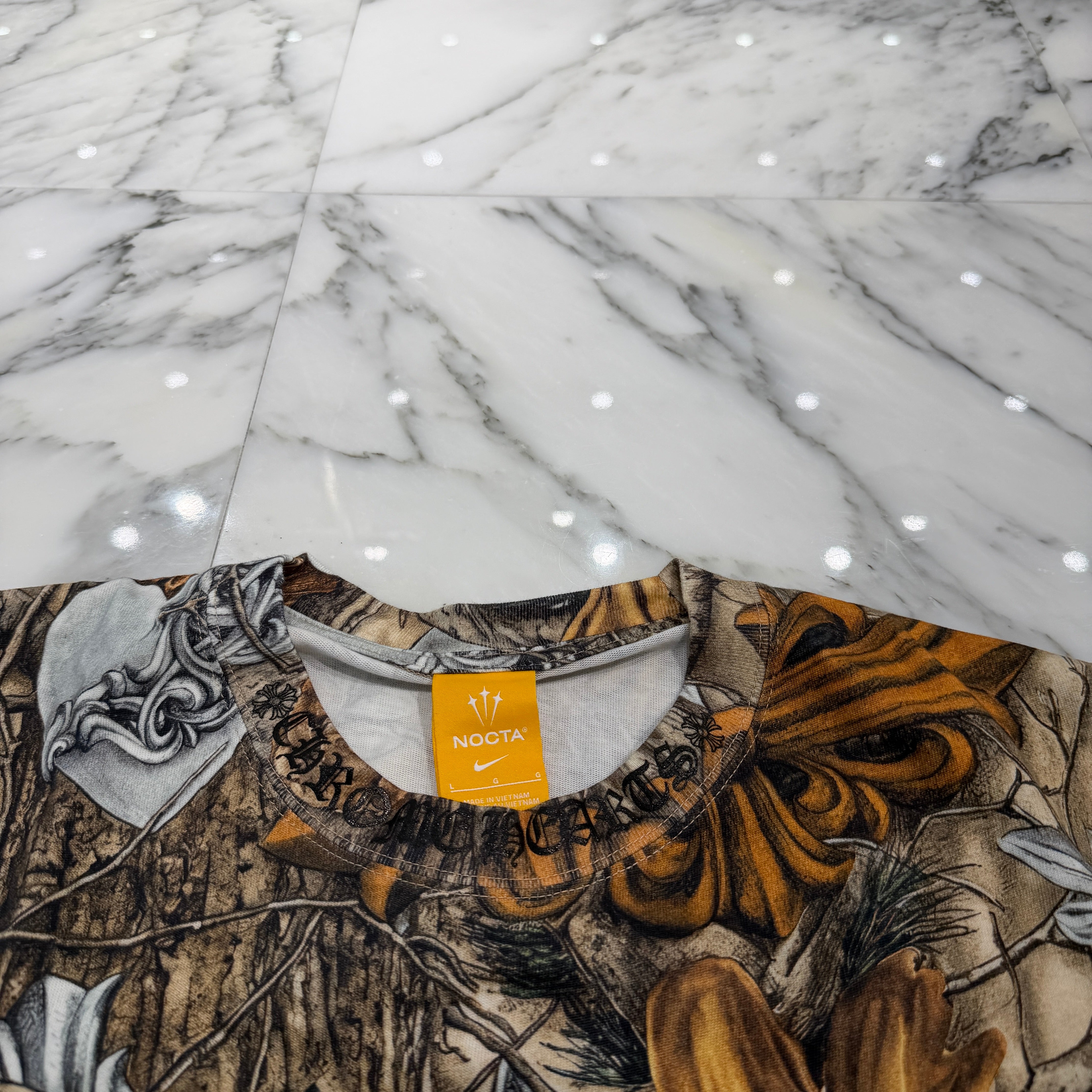 CHROME HEARTS × NIKE × Drake NOCTA 2026SS Camo Neck Logo Tee Size L クロムハーツ×ナイキ×ドレイク ノクタ カモネックロゴ Tシャツ サイズL