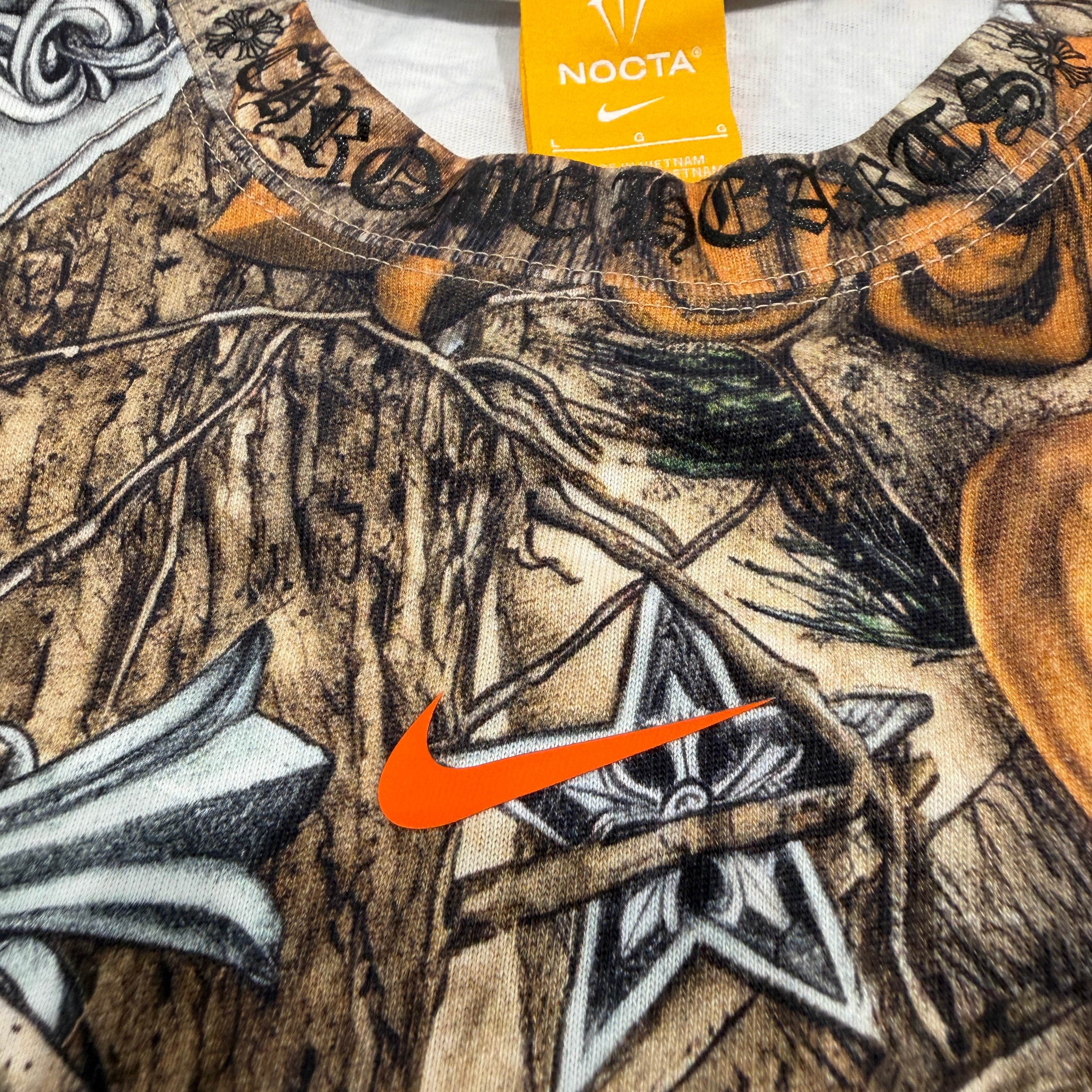 CHROME HEARTS × NIKE × Drake NOCTA 2026SS Camo Neck Logo Tee Size L クロムハーツ×ナイキ×ドレイク ノクタ カモネックロゴ Tシャツ サイズL