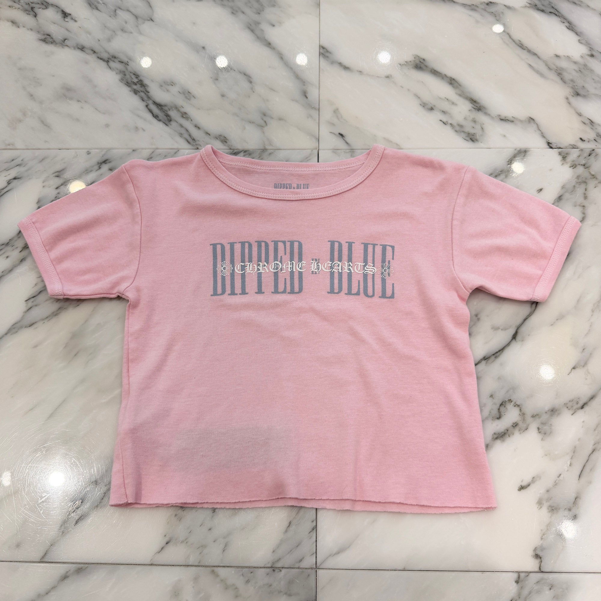 CHROME HEARTS × DIPPED IN BLUE Logo Print Cropped Tee Size S クロムハーツ × ディップドインブルー ロゴプリント クロップド Tシャツ サイズS
