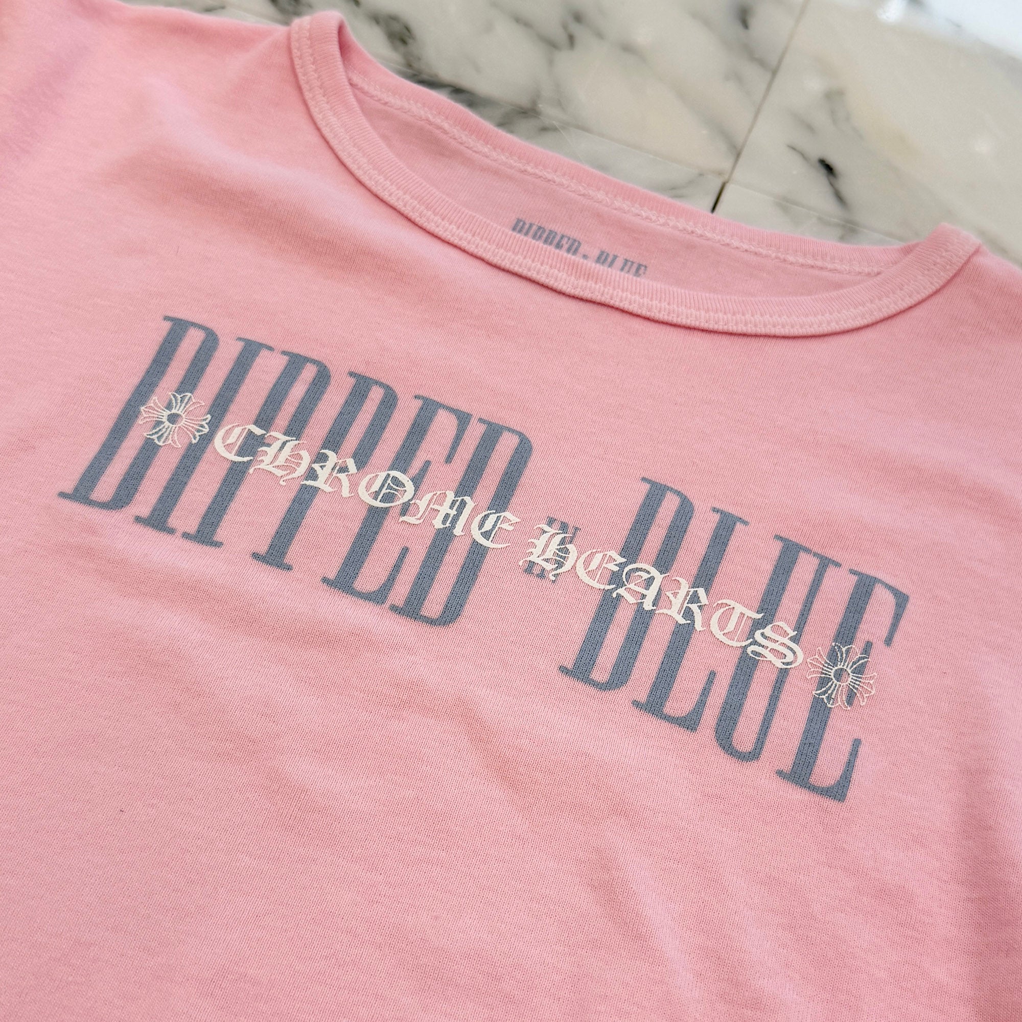 CHROME HEARTS × DIPPED IN BLUE Logo Print Cropped Tee Size S クロムハーツ × ディップドインブルー ロゴプリント クロップド Tシャツ サイズS
