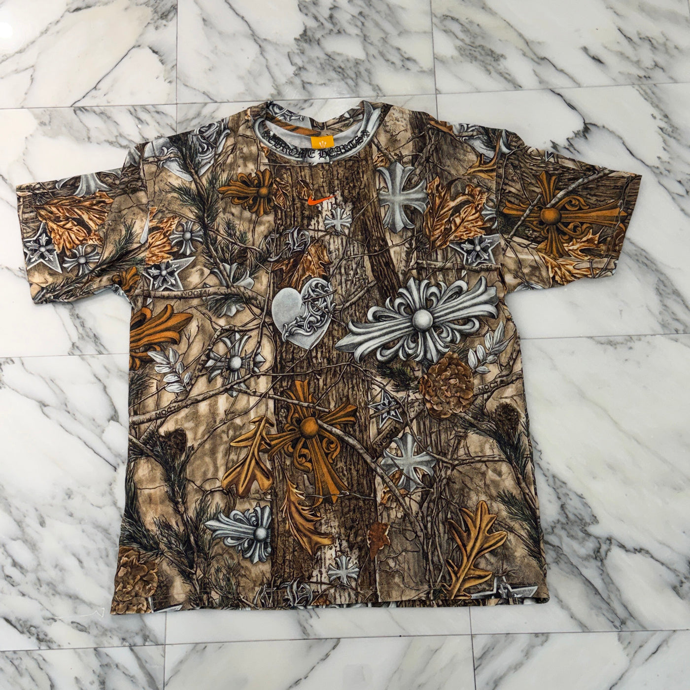 CHROME HEARTS × NIKE × Drake NOCTA 2026SS Camo Neck Logo Tee Size M クロムハーツ×ナイキ×ドレイク ノクタ カモネックロゴ Tシャツ サイズM