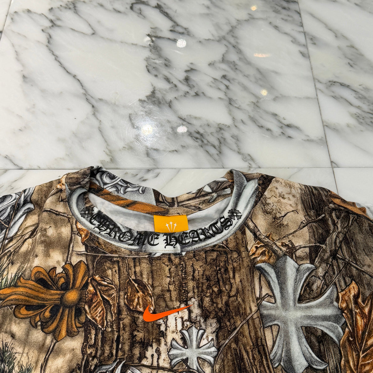 CHROME HEARTS × NIKE × Drake NOCTA 2026SS Camo Neck Logo Tee Size M クロムハーツ×ナイキ×ドレイク ノクタ カモネックロゴ Tシャツ サイズM