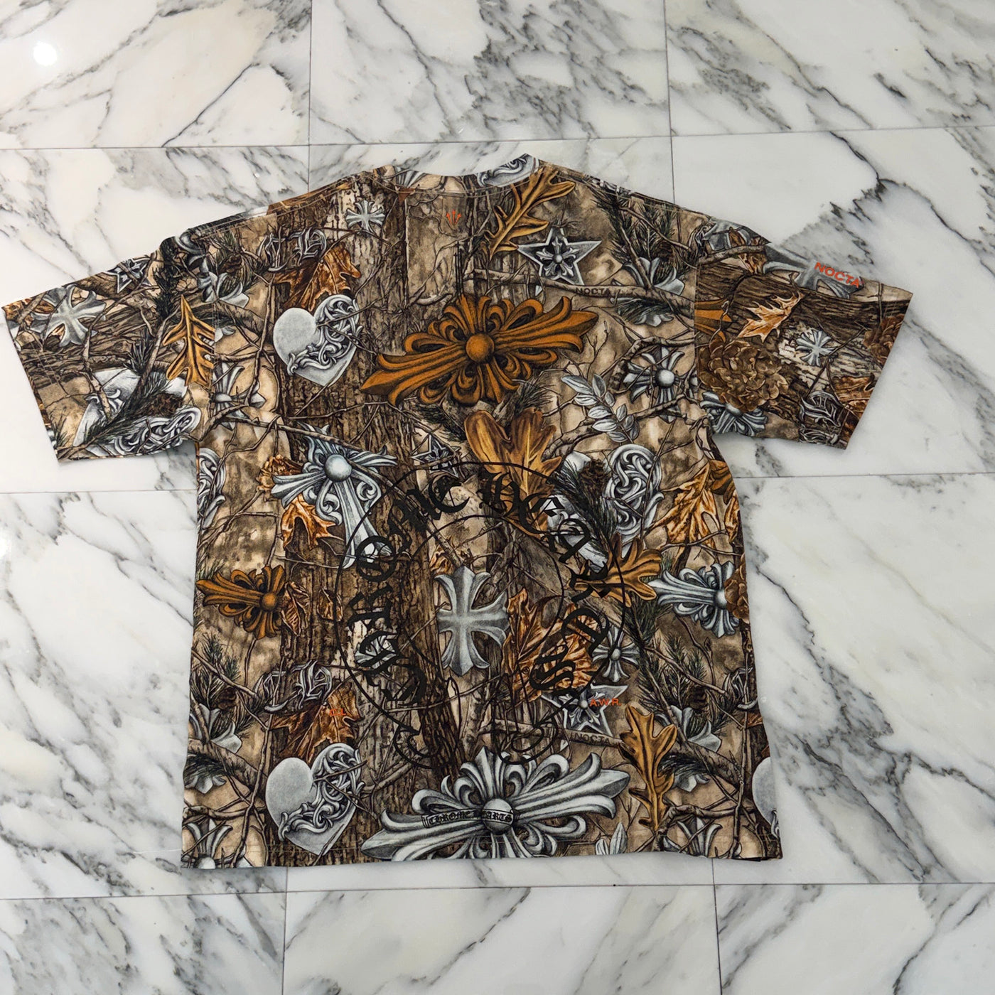 CHROME HEARTS × NIKE × Drake NOCTA 2026SS Camo Neck Logo Tee Size M クロムハーツ×ナイキ×ドレイク ノクタ カモネックロゴ Tシャツ サイズM