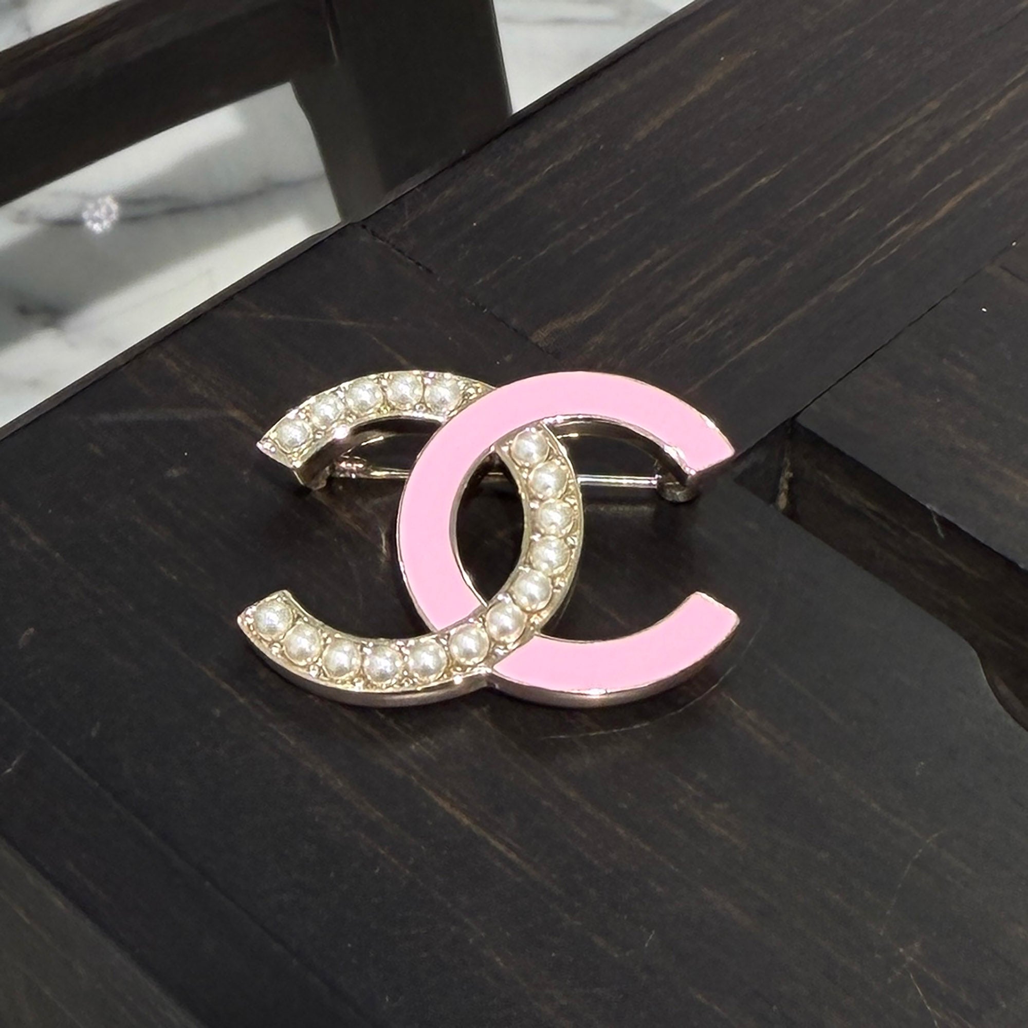 CHANEL 2025AW 25B Coco Mark Logo Pearl Enamel Brooch シャネル 25B ココマーク パール エナメル ブローチ