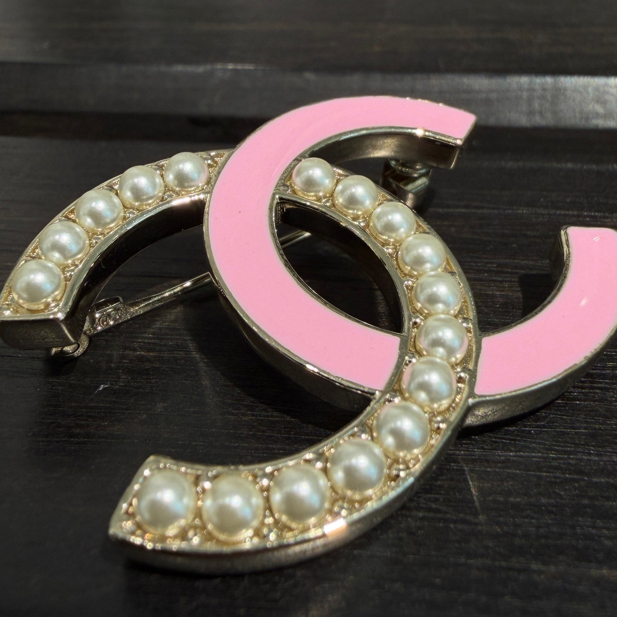CHANEL 2025AW 25B Coco Mark Logo Pearl Enamel Brooch シャネル 25B ココマーク パール エナメル ブローチ