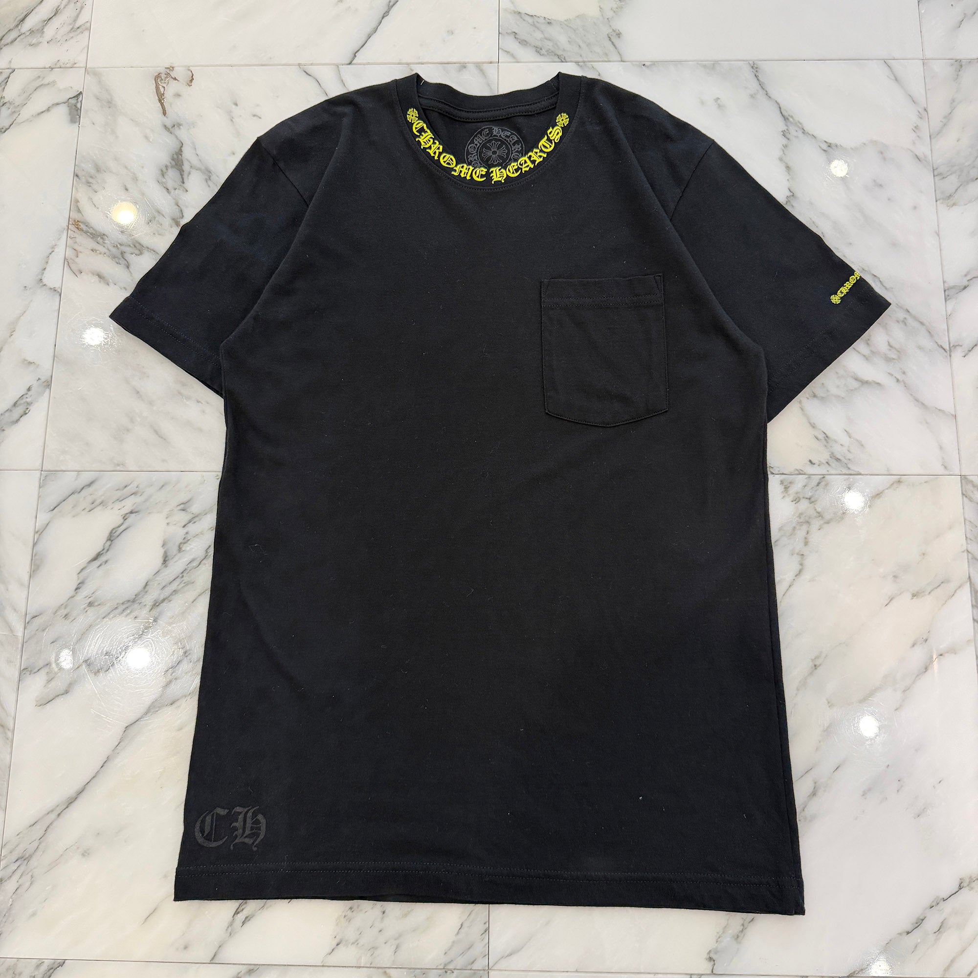 CHROME HEARTS Old English Yellow Neck Logo Short Sleeve Tee Size M クロムハーツ オールドイングリッシュ イエローネックロゴ ショートスリーブ Tシャツ サイズM