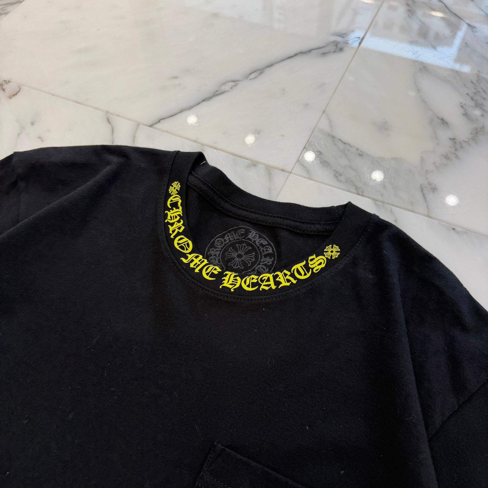 CHROME HEARTS Old English Yellow Neck Logo Short Sleeve Tee Size M クロムハーツ オールドイングリッシュ イエローネックロゴ ショートスリーブ Tシャツ サイズM