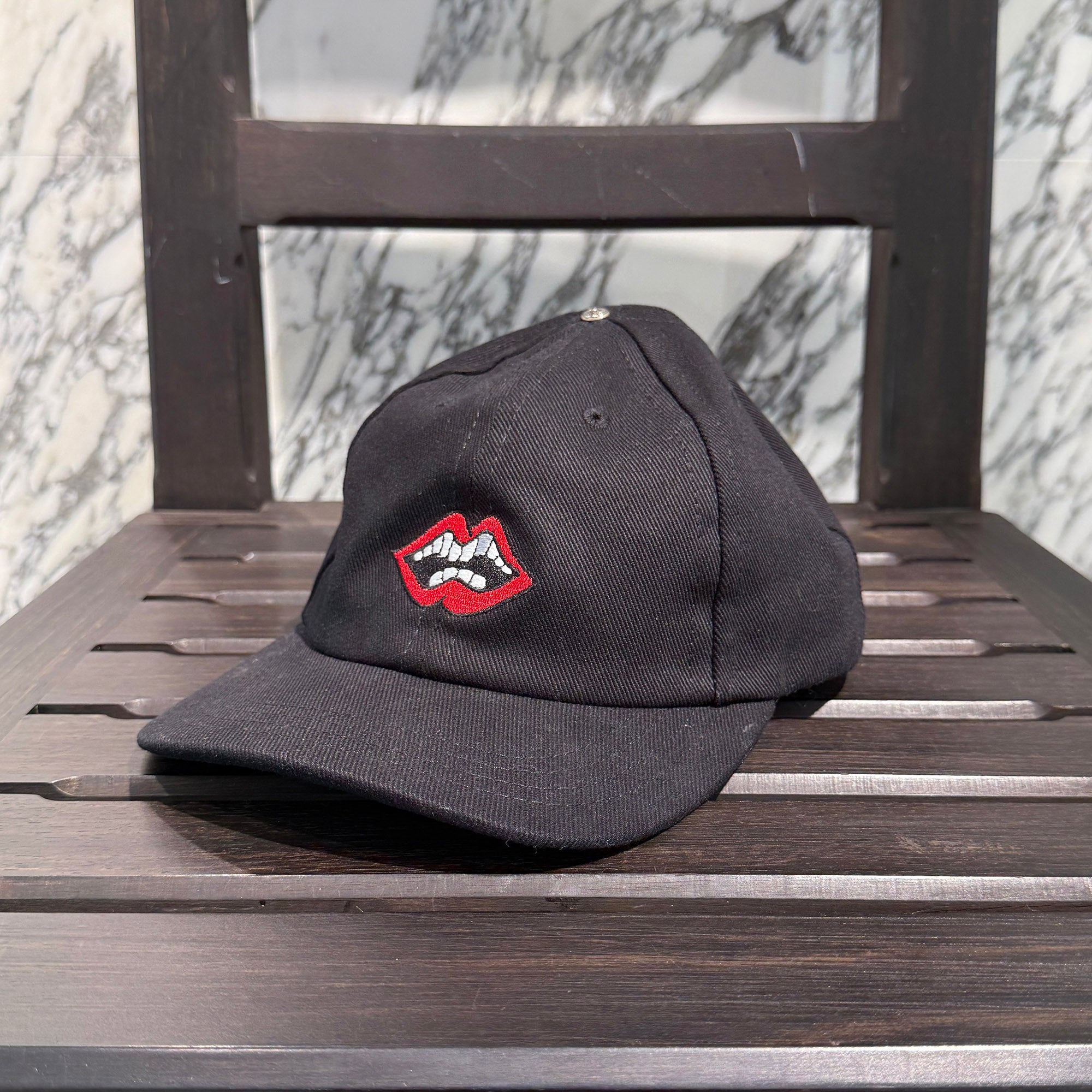 CHROME HEARTS × MATTY BOY Chomper Embroidery Leather Belt Trucker Cap Size ONE SIZE (53-60) クロムハーツ × マッティボーイ チョンパー刺繍 レザーベルト トラッカーキャップ ONE SIZE (53-60)