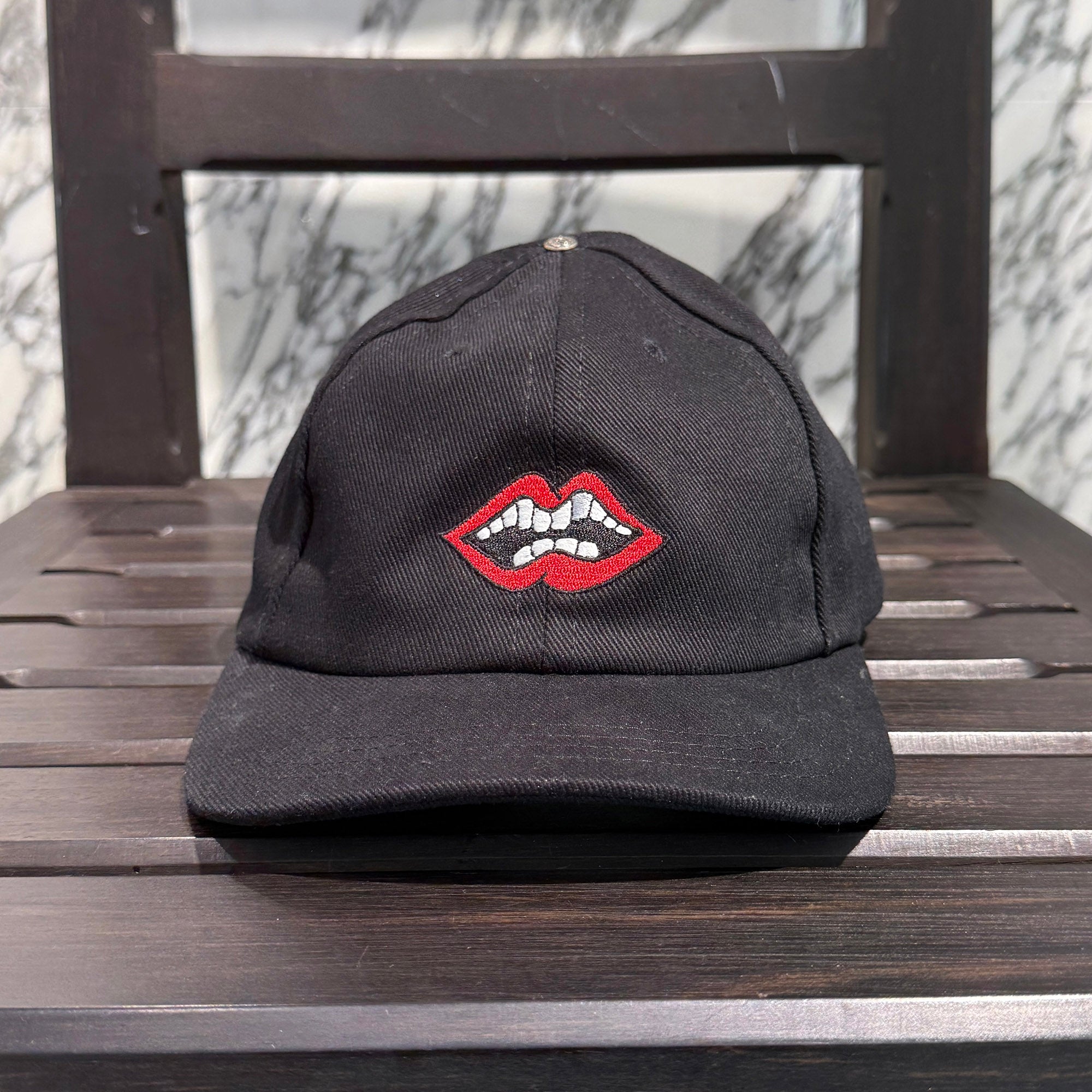 CHROME HEARTS × MATTY BOY Chomper Embroidery Leather Belt Trucker Cap Size ONE SIZE (53-60) クロムハーツ × マッティボーイ チョンパー刺繍 レザーベルト トラッカーキャップ ONE SIZE (53-60)