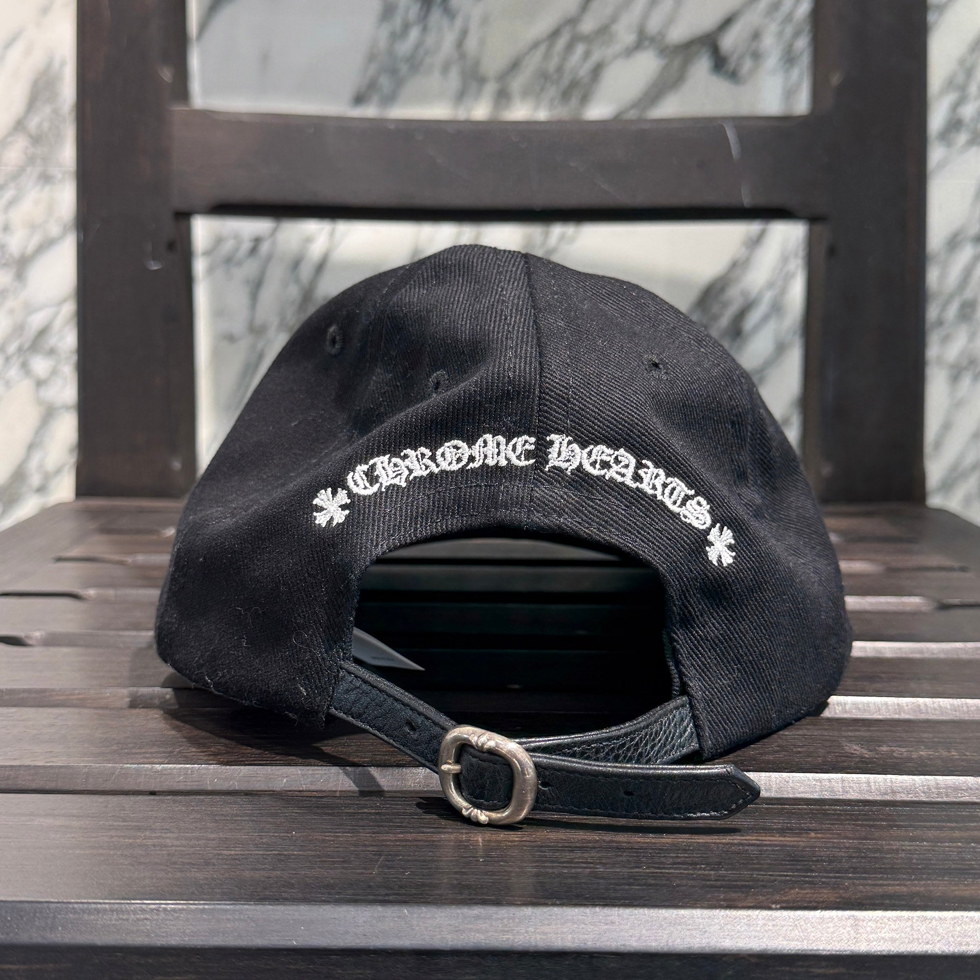 CHROME HEARTS × MATTY BOY Chomper Embroidery Leather Belt Trucker Cap Size ONE SIZE (53-60) クロムハーツ × マッティボーイ チョンパー刺繍 レザーベルト トラッカーキャップ ONE SIZE (53-60)