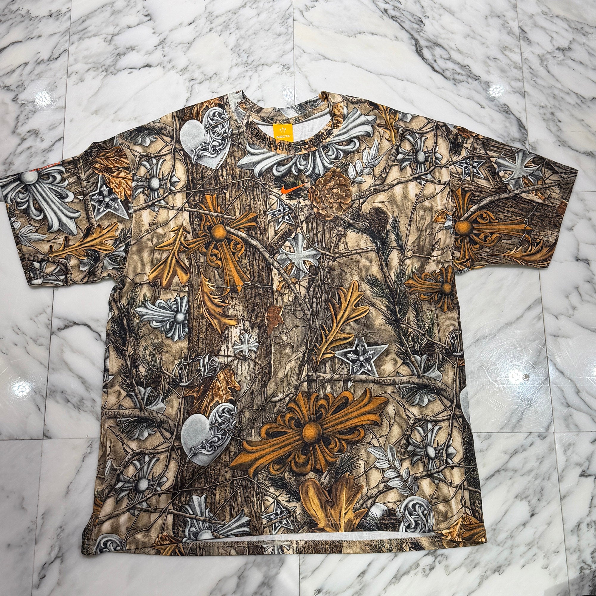 CHROME HEARTS × NIKE × Drake NOCTA 2026SS Camo Neck Logo Tee Size L クロムハーツ×ナイキ×ドレイク ノクタ カモネックロゴ Tシャツ サイズL