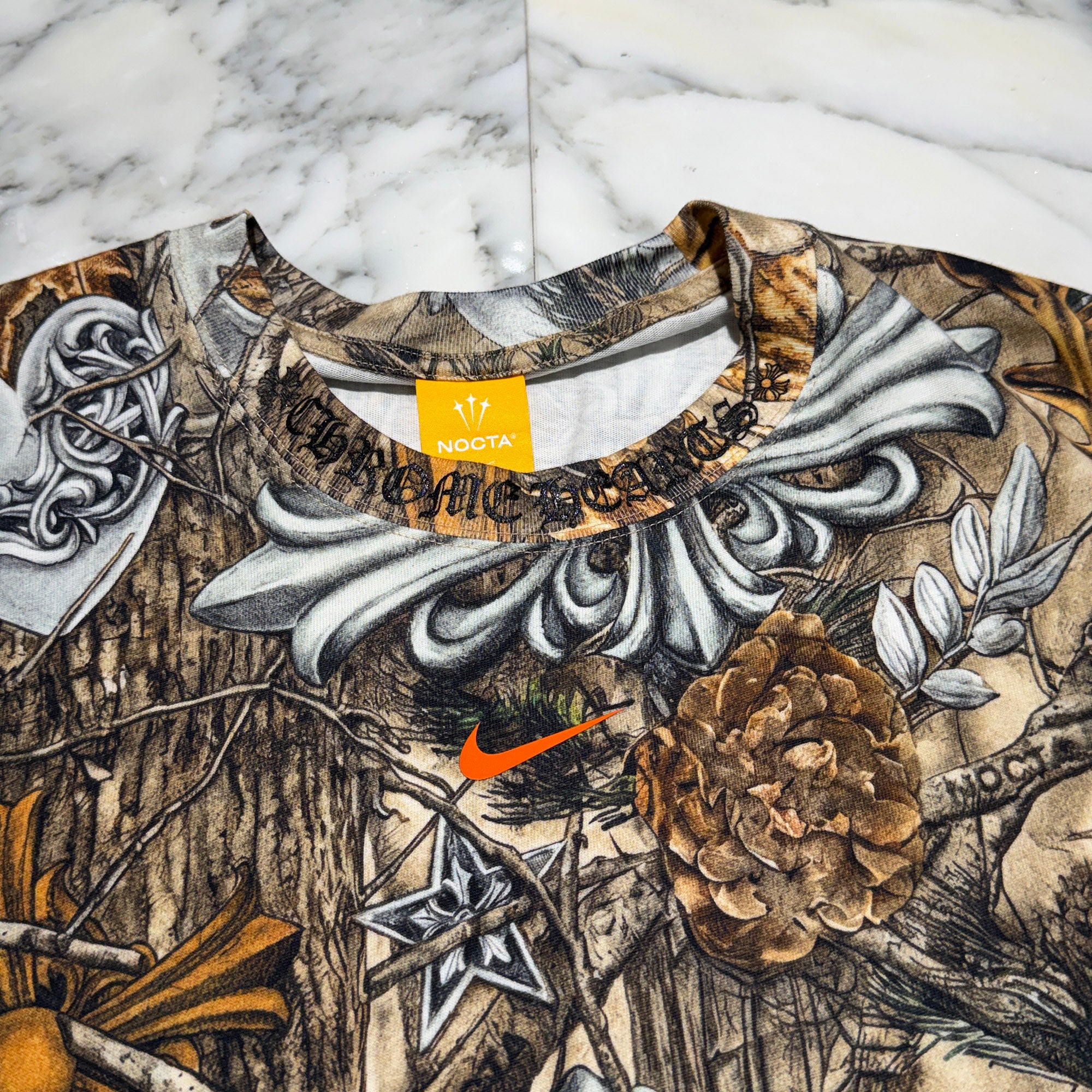 CHROME HEARTS × NIKE × Drake NOCTA 2026SS Camo Neck Logo Tee Size L クロムハーツ×ナイキ×ドレイク ノクタ カモネックロゴ Tシャツ サイズL