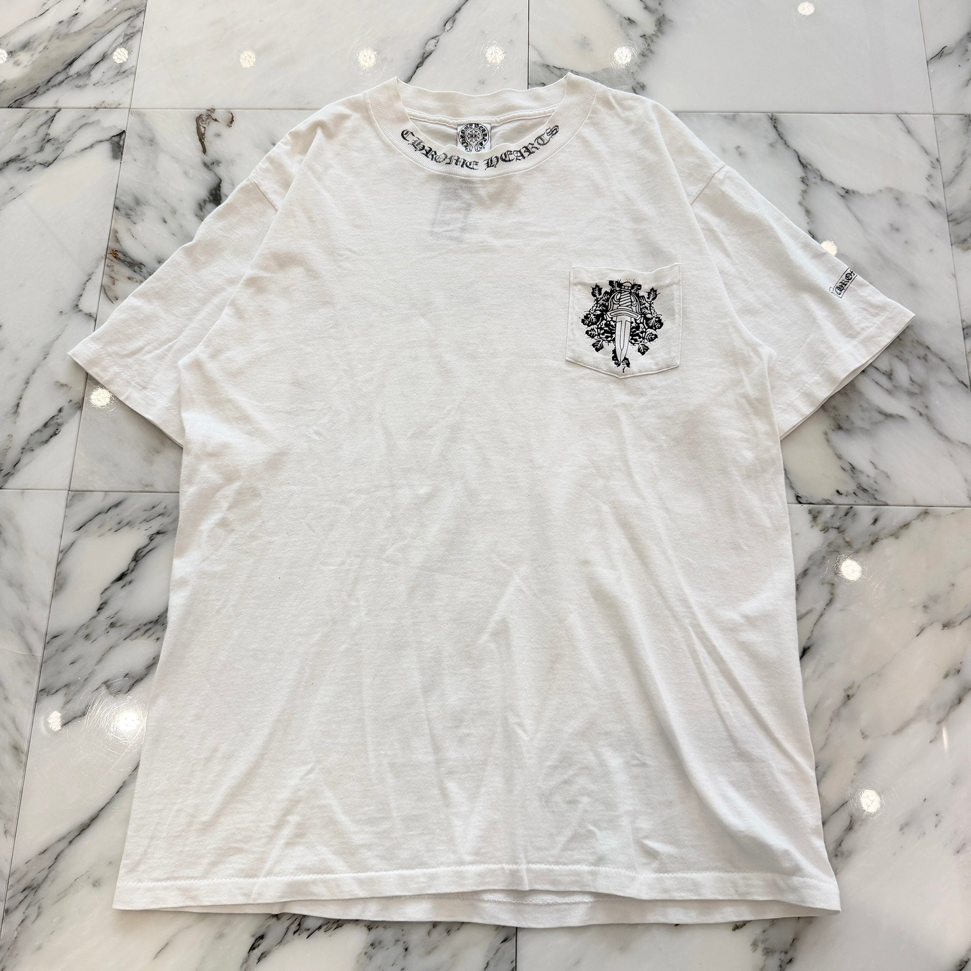 CHROME HEARTS Neck Logo Dagger Back Scroll Print Tee Size L クロムハーツ ネックロゴ ダガー バックスクロール プリント Tシャツ サイズL