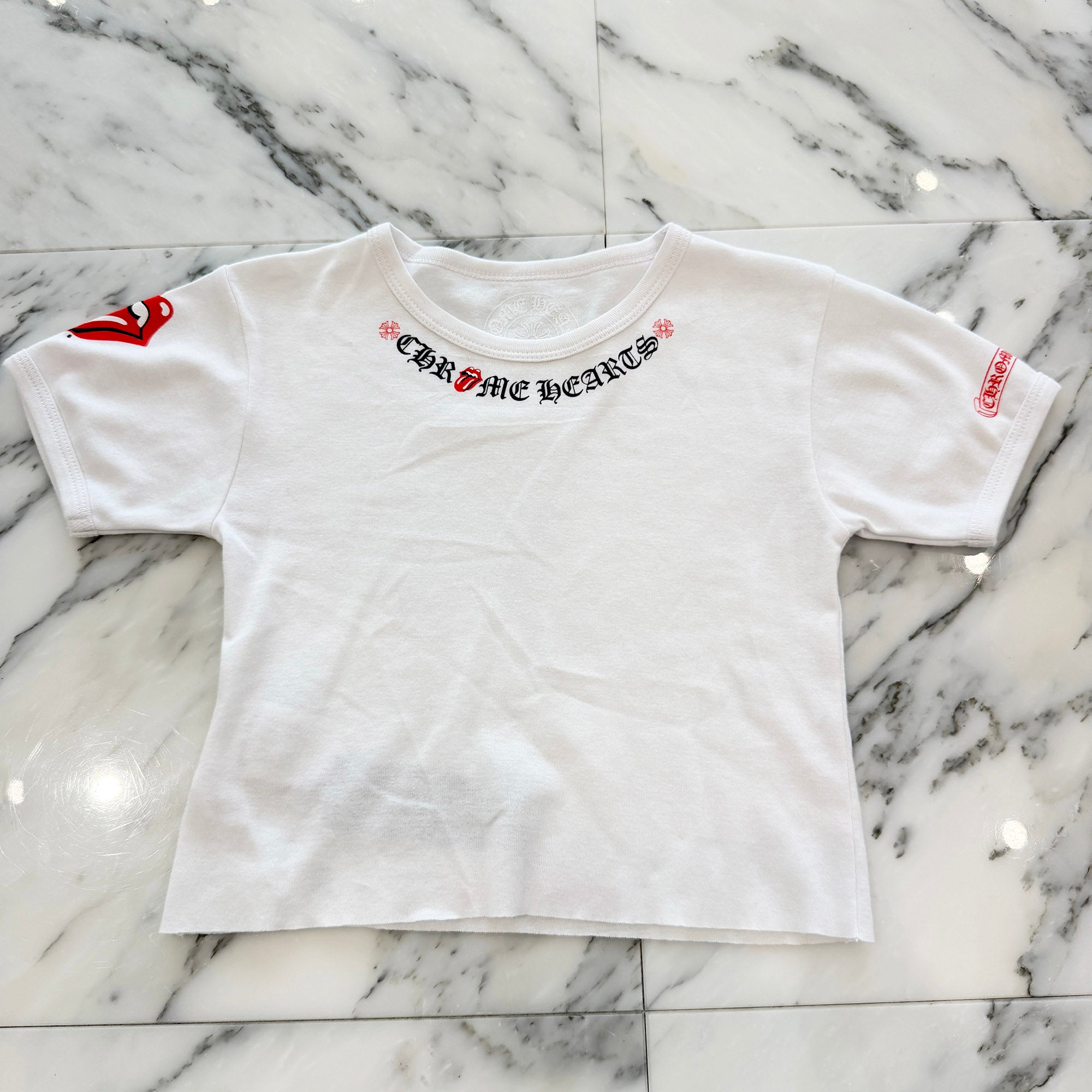 CHROME HEARTS × The Rolling Stones Lip & Tongue Neck Logo Tee Size ONE SIZE (68-112) クロムハーツ×ローリングストーンズ リップアンドタンネックロゴ Tシャツ サイズONE SIZE (68-112)