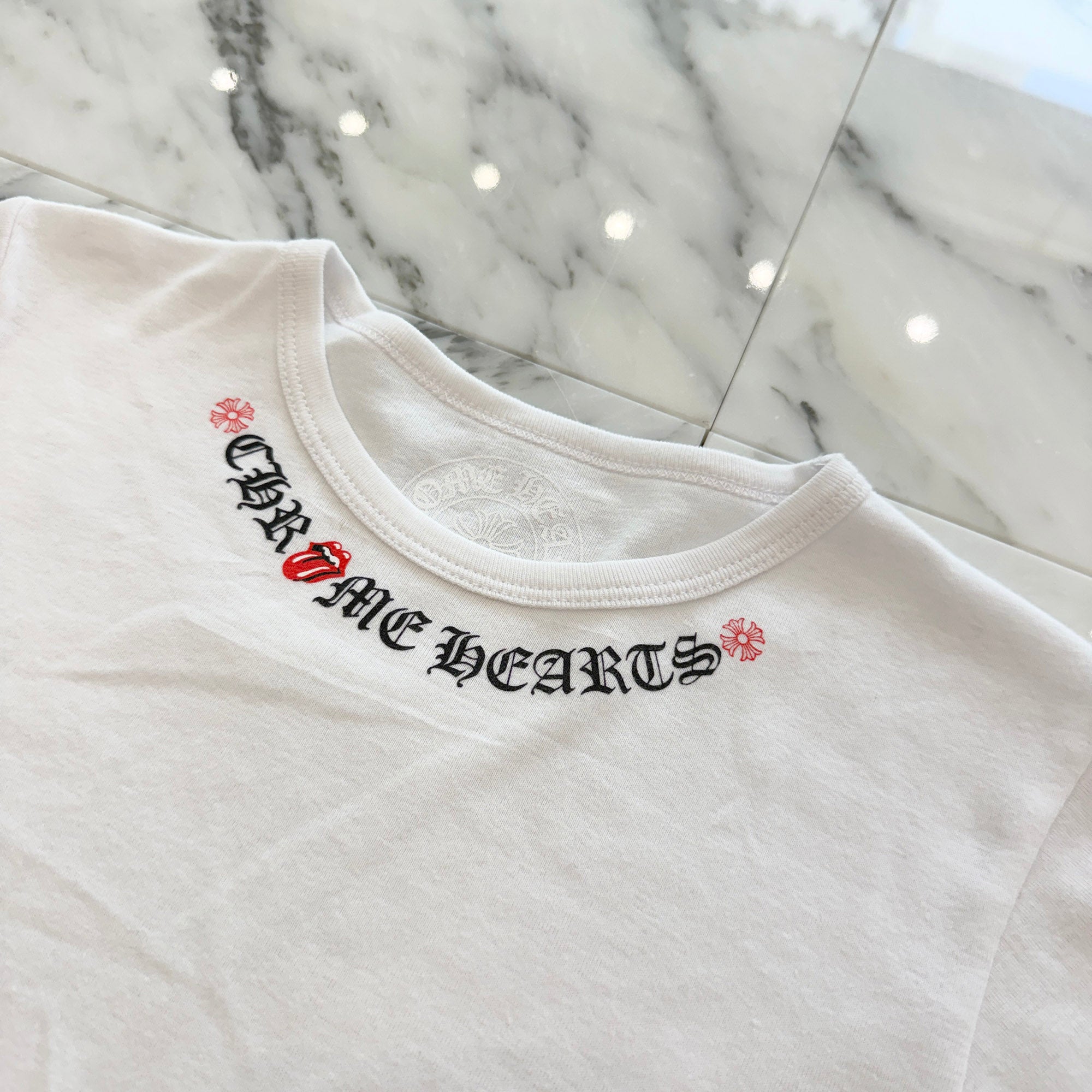 CHROME HEARTS × The Rolling Stones Lip & Tongue Neck Logo Tee Size ONE SIZE (68-112) クロムハーツ×ローリングストーンズ リップアンドタンネックロゴ Tシャツ サイズONE SIZE (68-112)