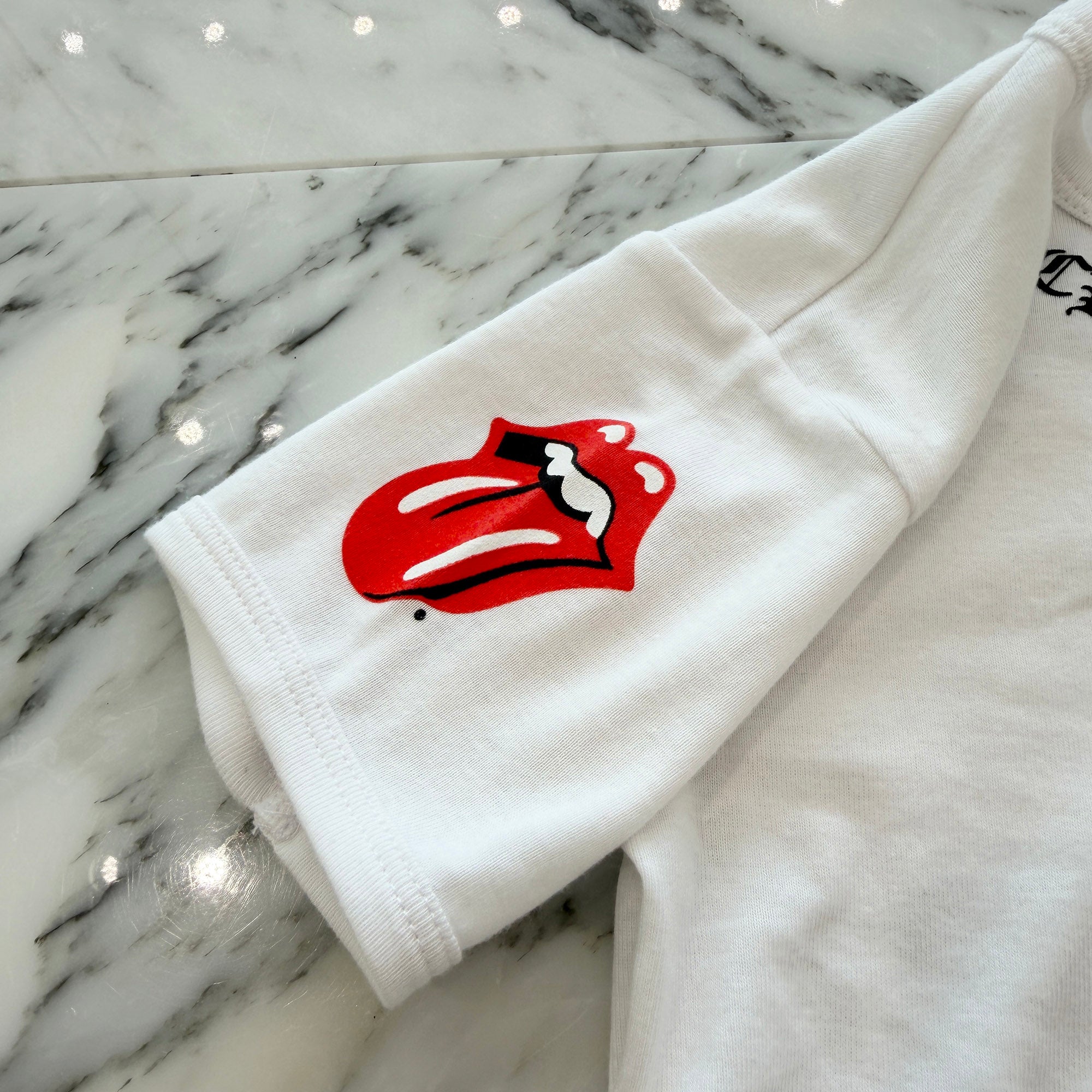 CHROME HEARTS × The Rolling Stones Lip & Tongue Neck Logo Tee Size ONE SIZE (68-112) クロムハーツ×ローリングストーンズ リップアンドタンネックロゴ Tシャツ サイズONE SIZE (68-112)