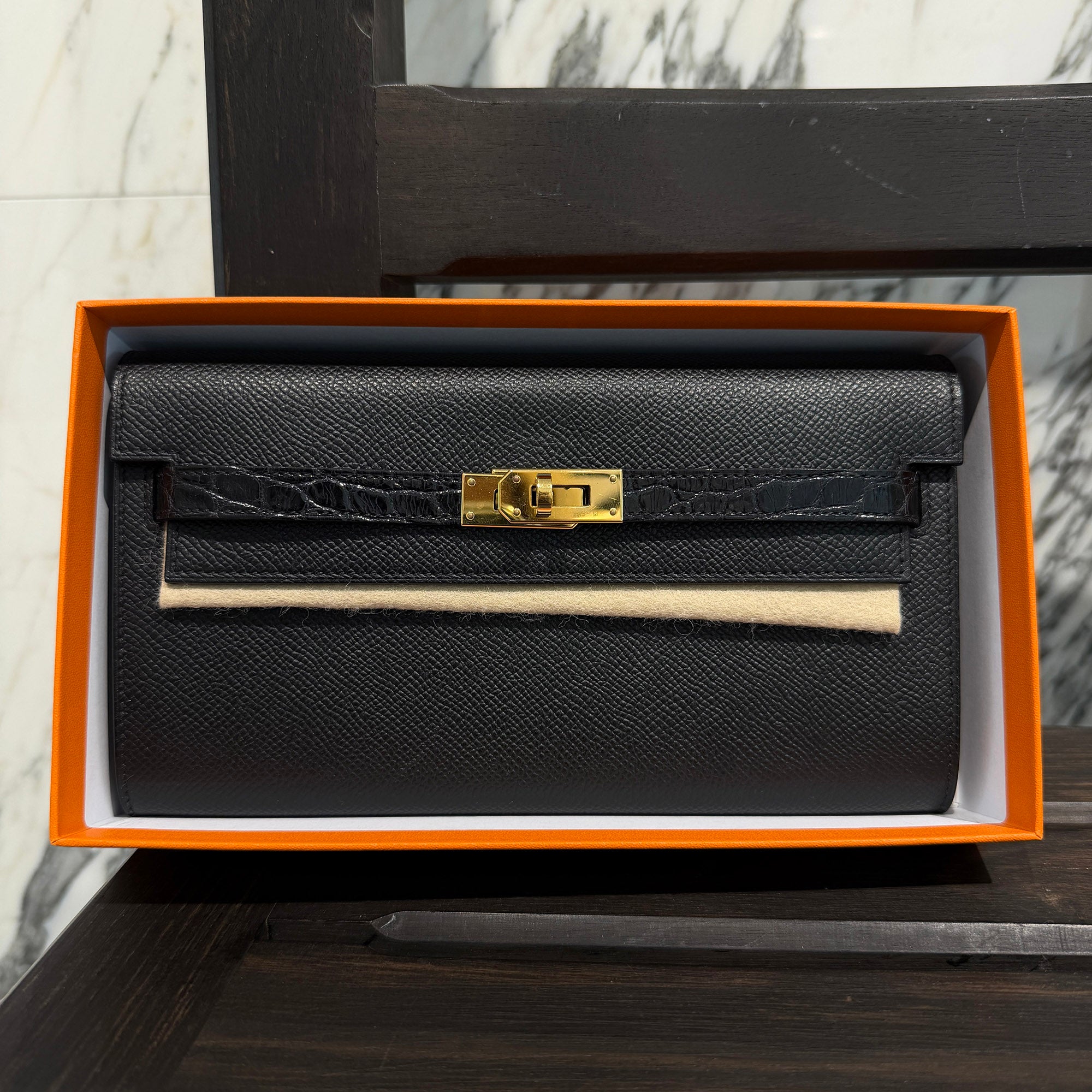 HERMES刻印あり レザー ケース ブラック ゴールド金具 詳細不明 HERMES Kelly Wallet Long To Go Touch 