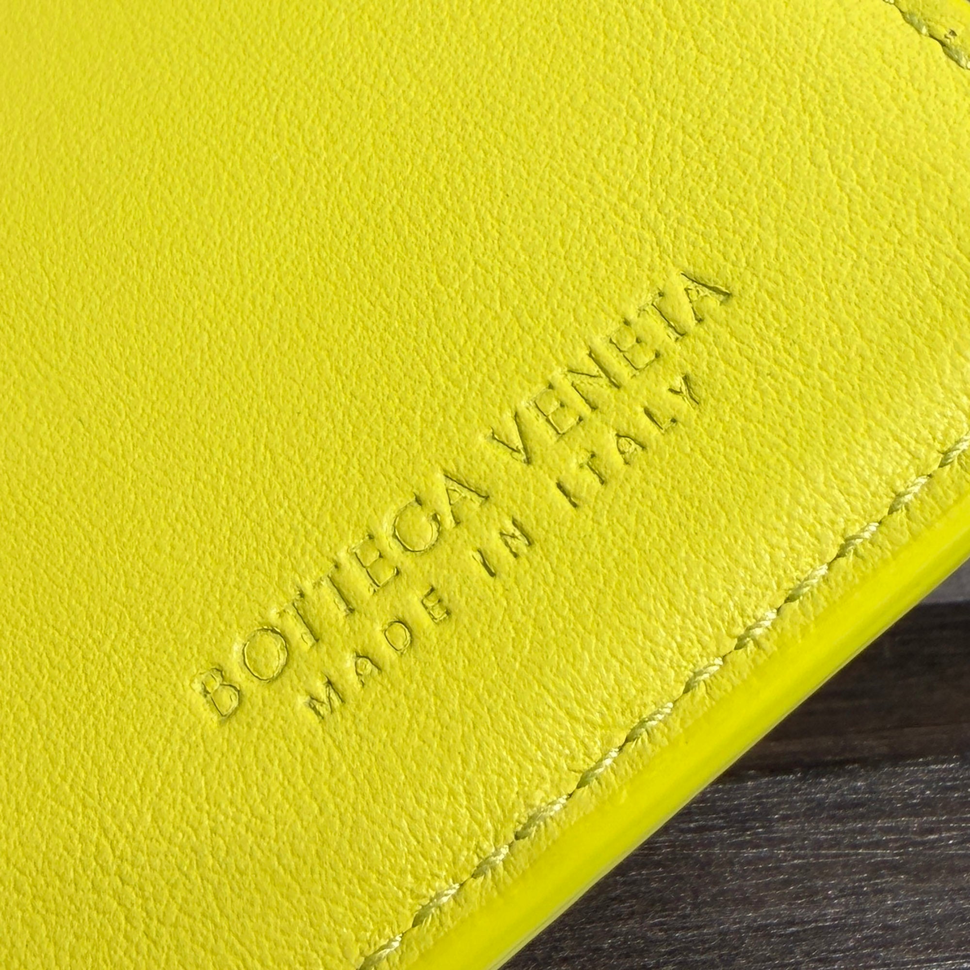 BOTTEGA VENETA 2022SS CASSETTE Credit Card Case "Acid Kiwi" 651401 ボッテガヴェネタ カセット クレジットカードケース "アシッドキウイ"